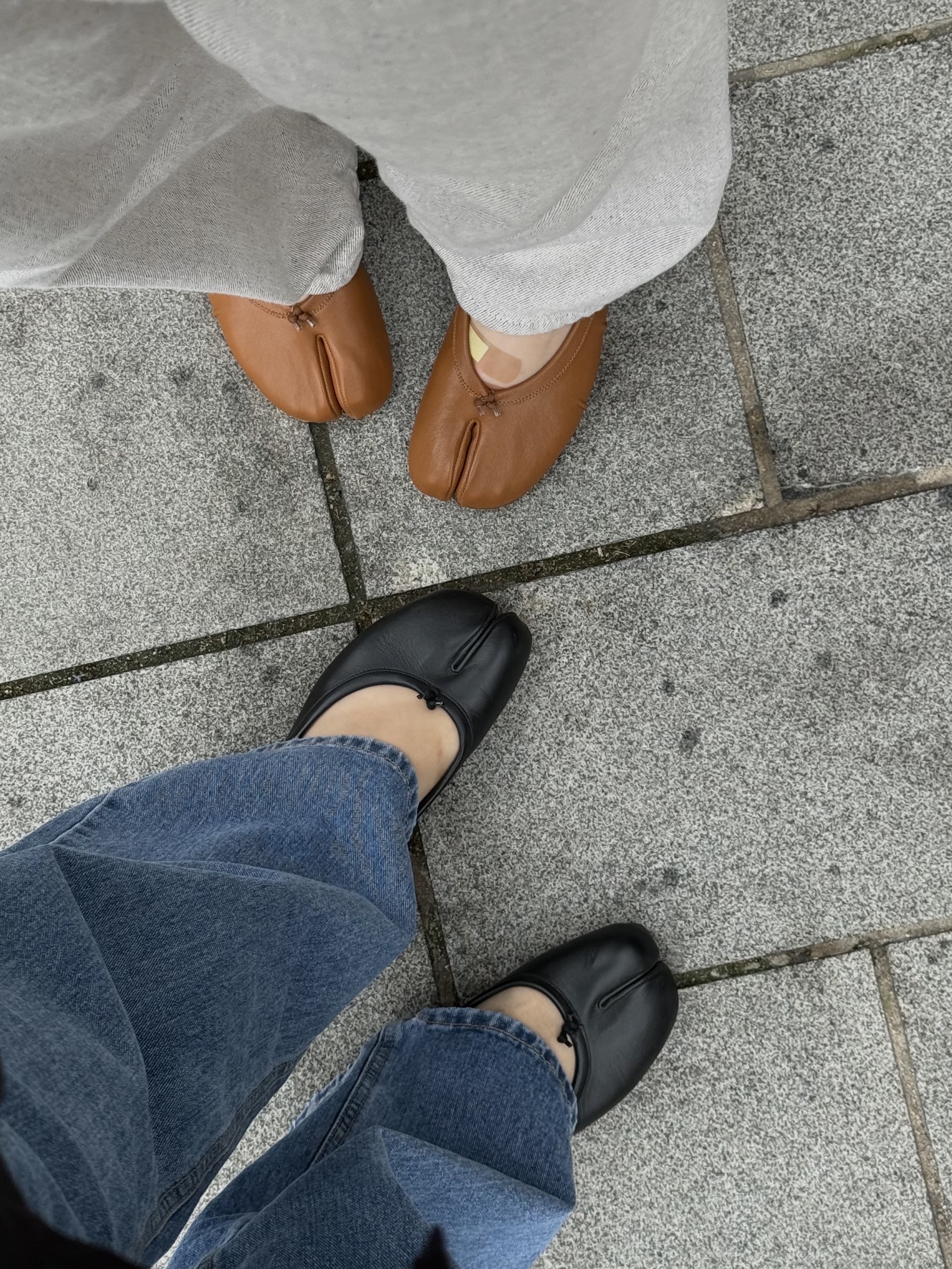 (W) Maison Margiela Tabi Ballet Flat Shoes Black, (W) Maison Margiela Tabi Ballet Flat Shoes Brown 착용 스타일 - 2