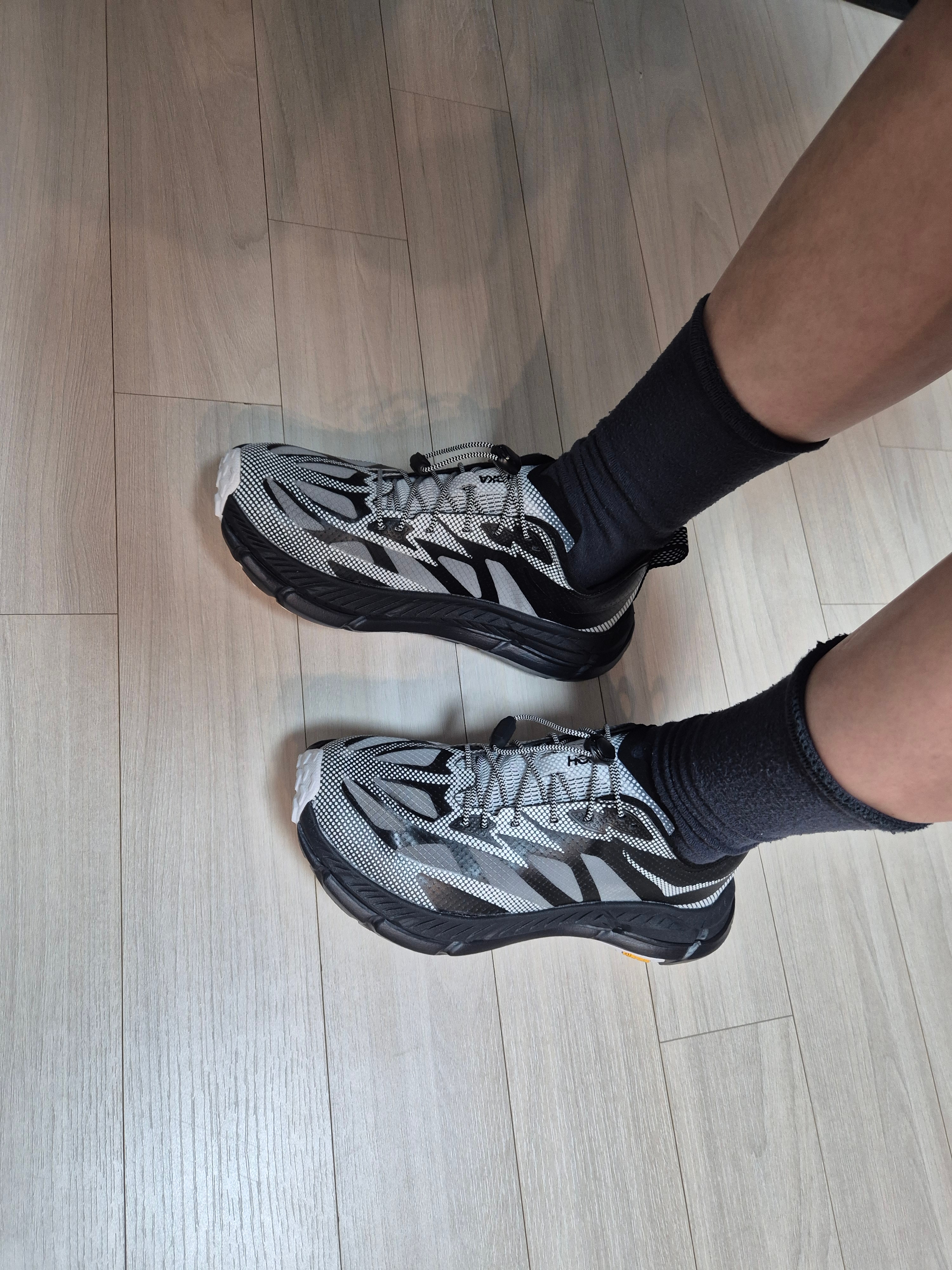Hoka Mafate Speed 4 Lite TS Black White 착용 스타일 - 2