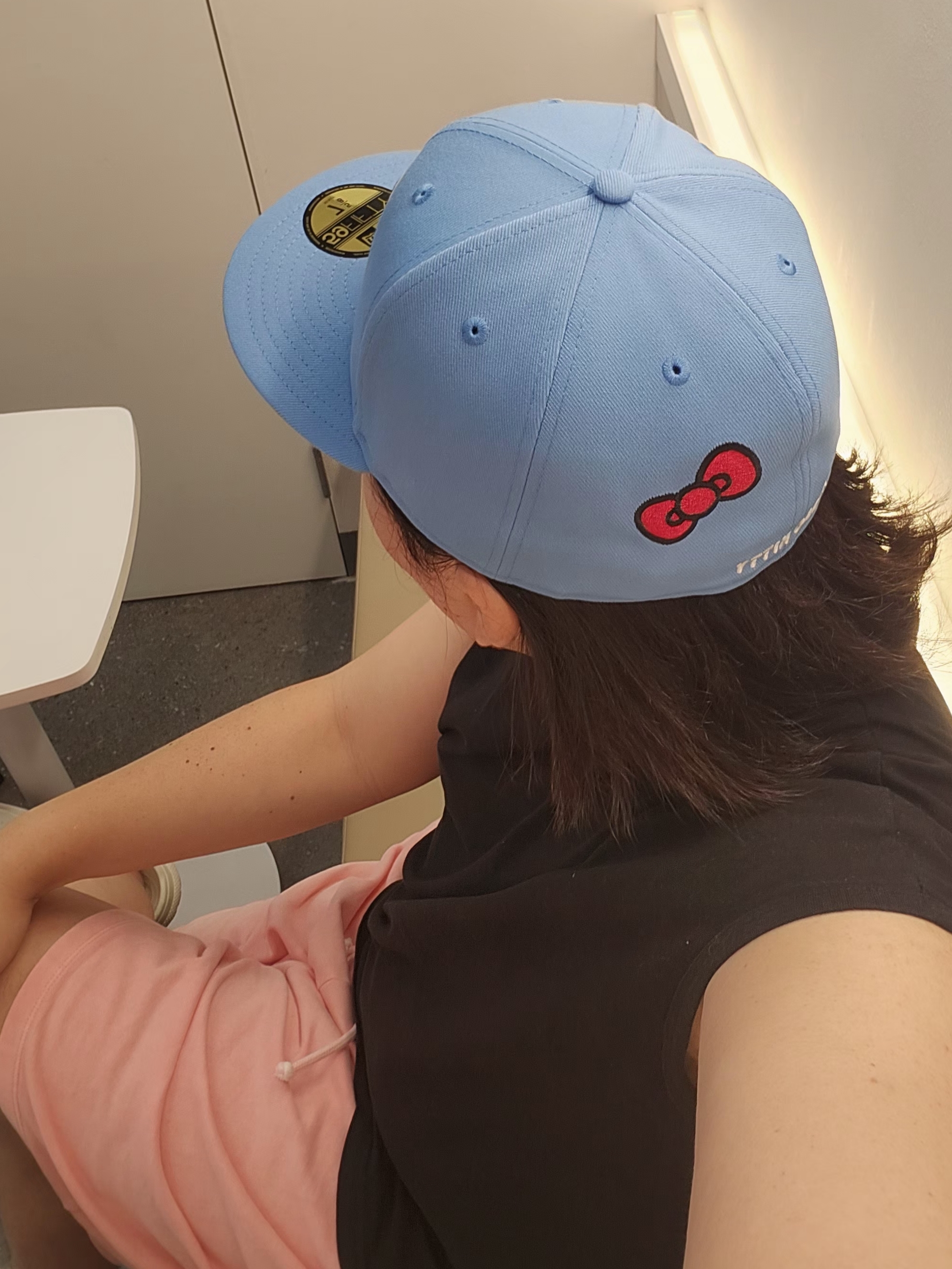 New Era x Hello Kitty Size Cap Radiant Blue, Crocs Classic Clog White 착용 스타일 - 5