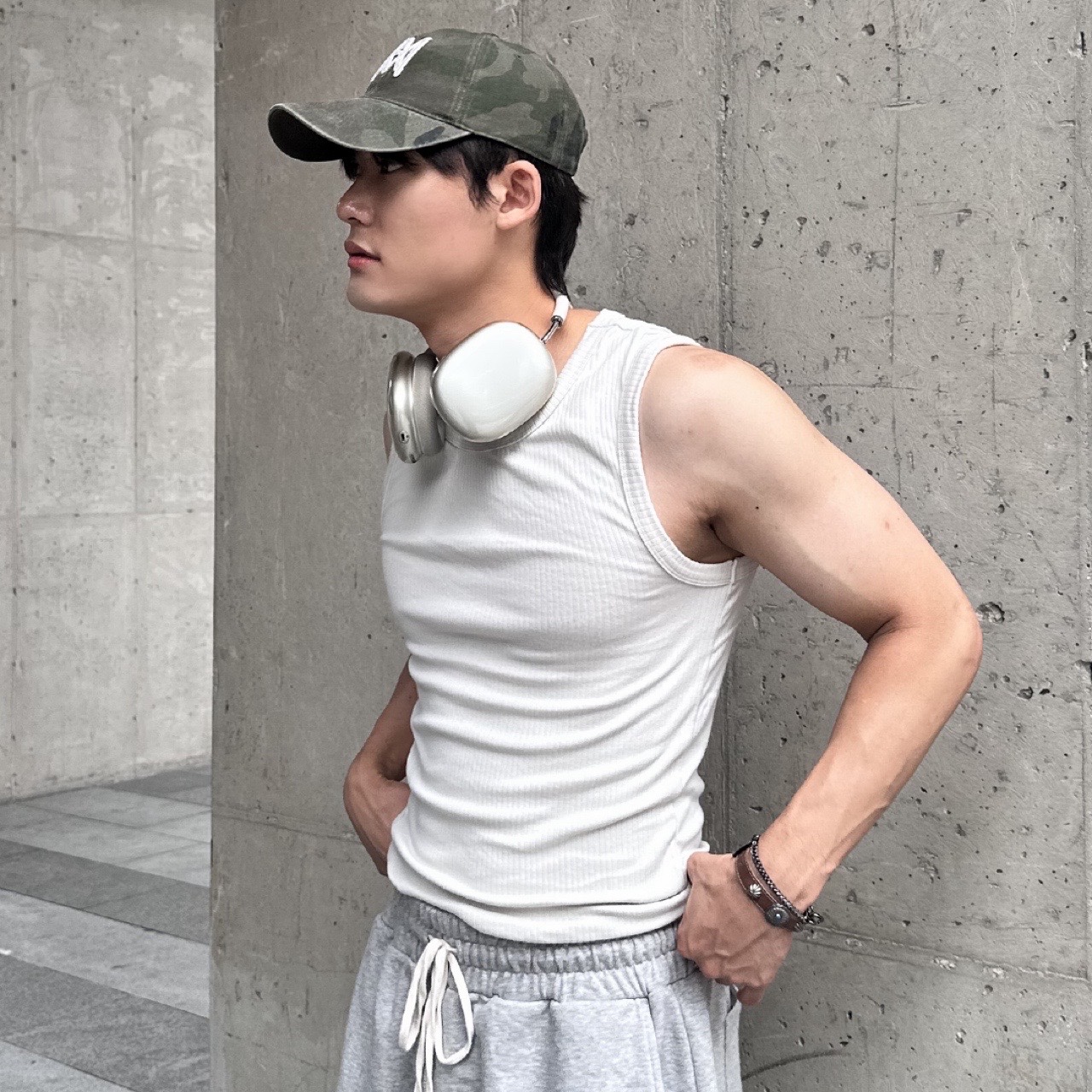 Ogarp Concho Wrist Belt Brown, Apple AirPods Max Lightning Silver (Korean Ver.) 착용 스타일 - 2