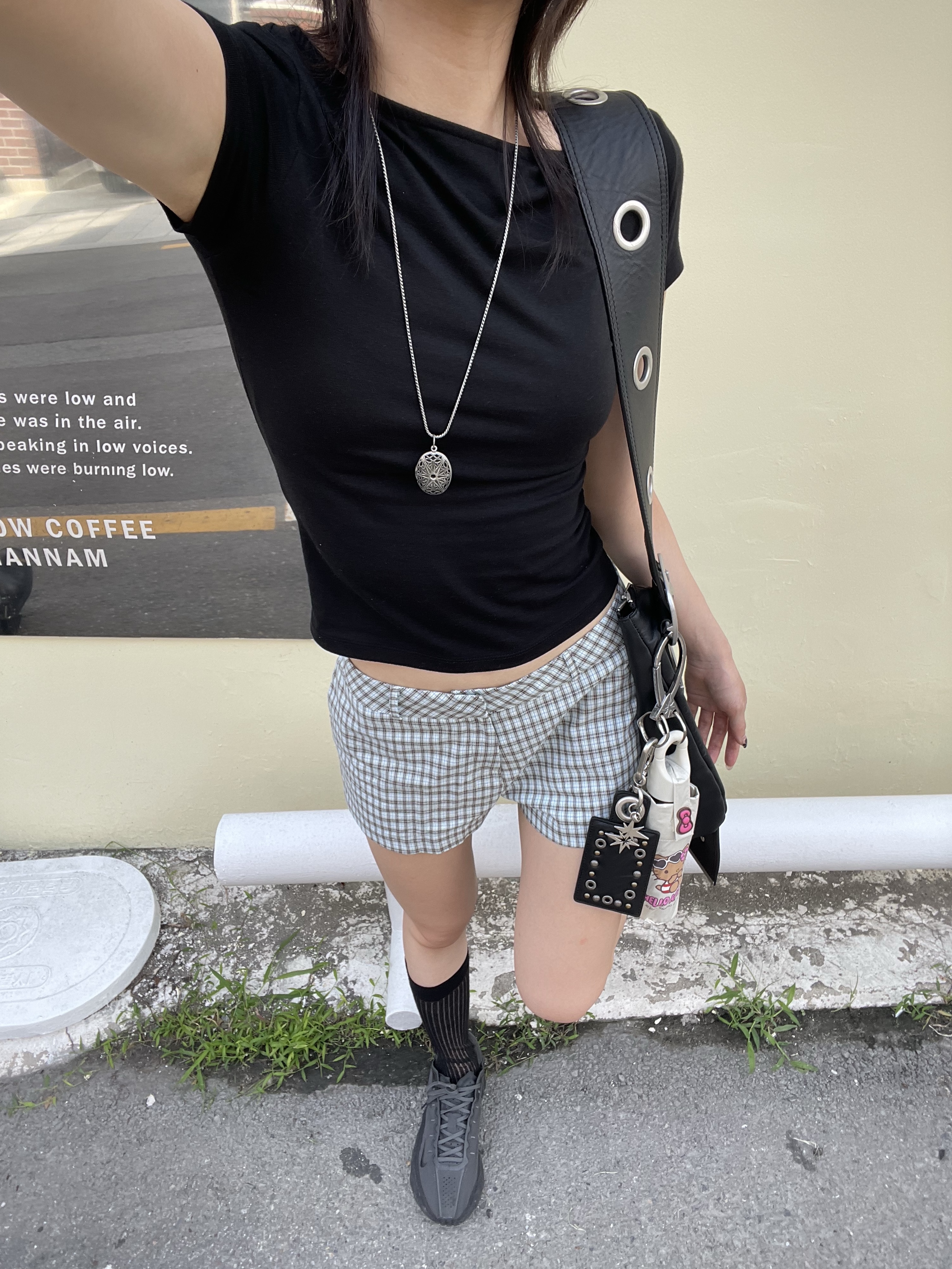 [KREAM 단독] Vacant Archive Bella Wide Strap Hobo Bag Black 착용 스타일 - 3