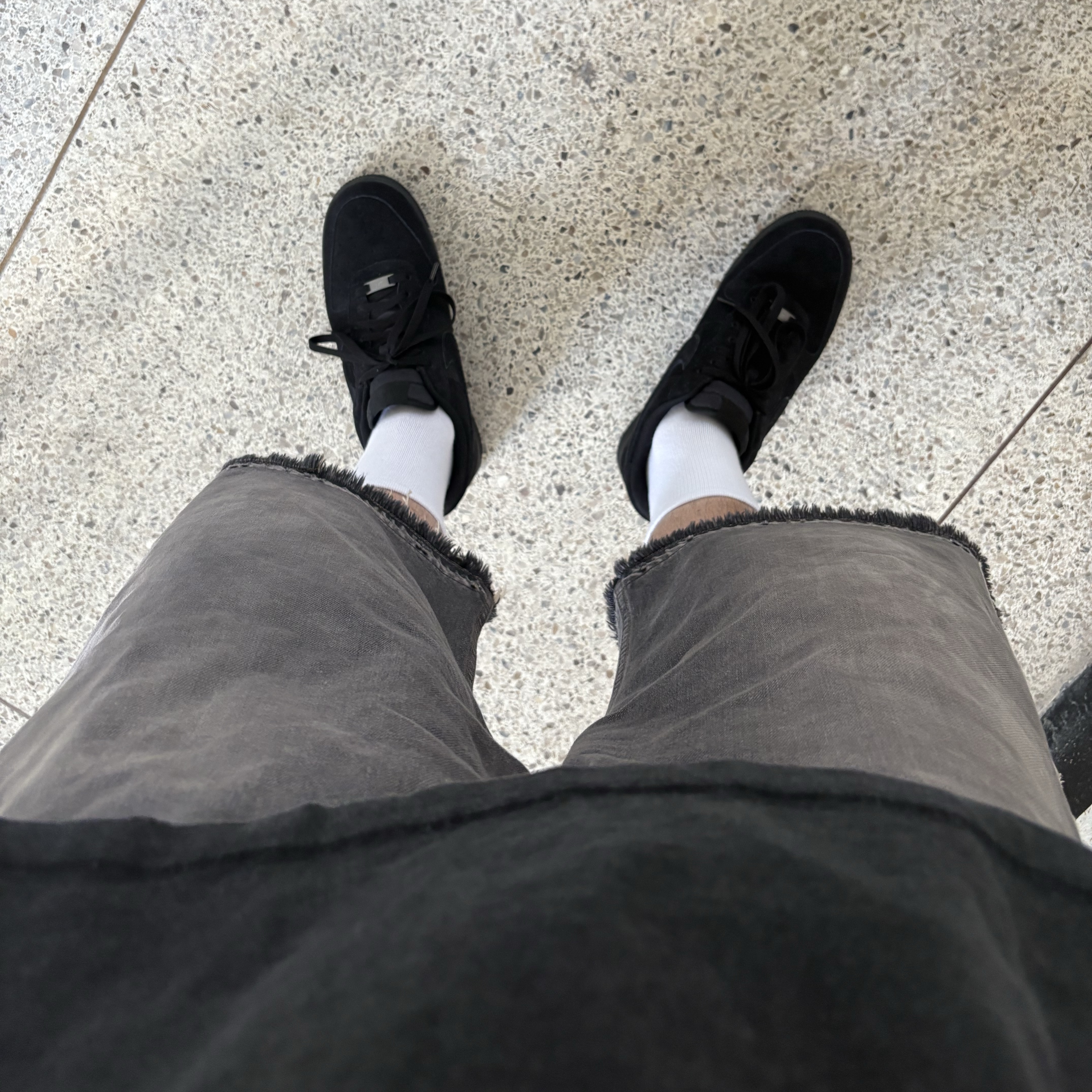 Nike Air Force 1 '07 Low Triple Black, Kapital 14 oz. Denim 5P Bone Embroidery Short Pants Black 착용 스타일