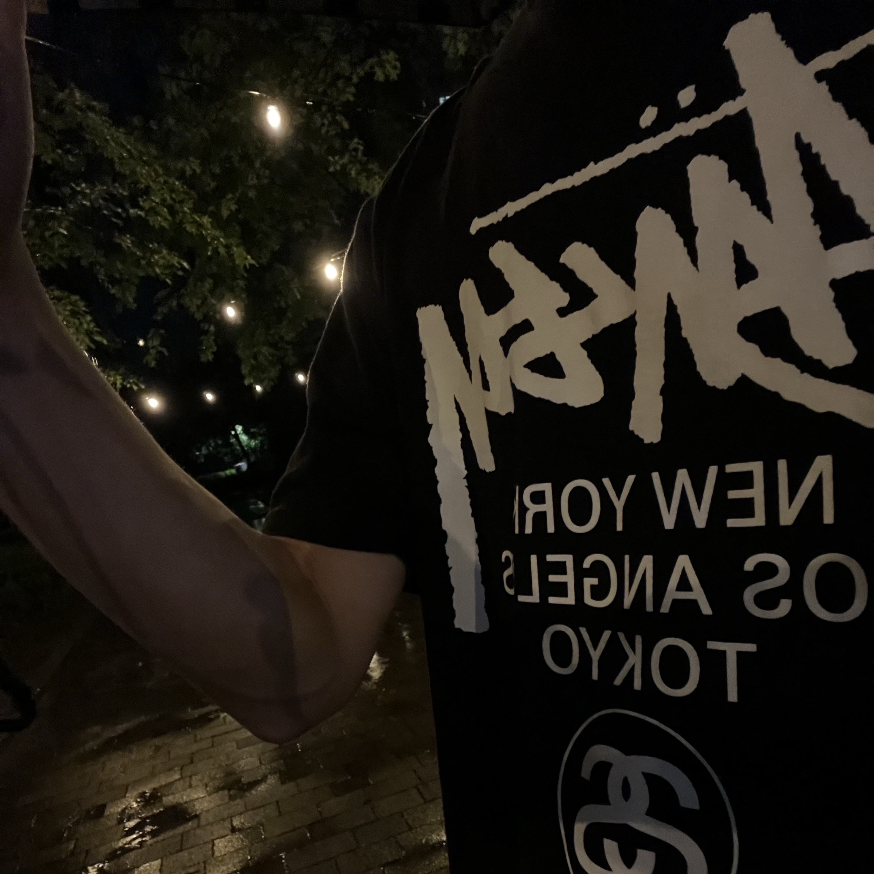 Stussy World Tour T-Shirt White 2024,2025, Nike Dunk Low Retro Black 착용 스타일 - 3