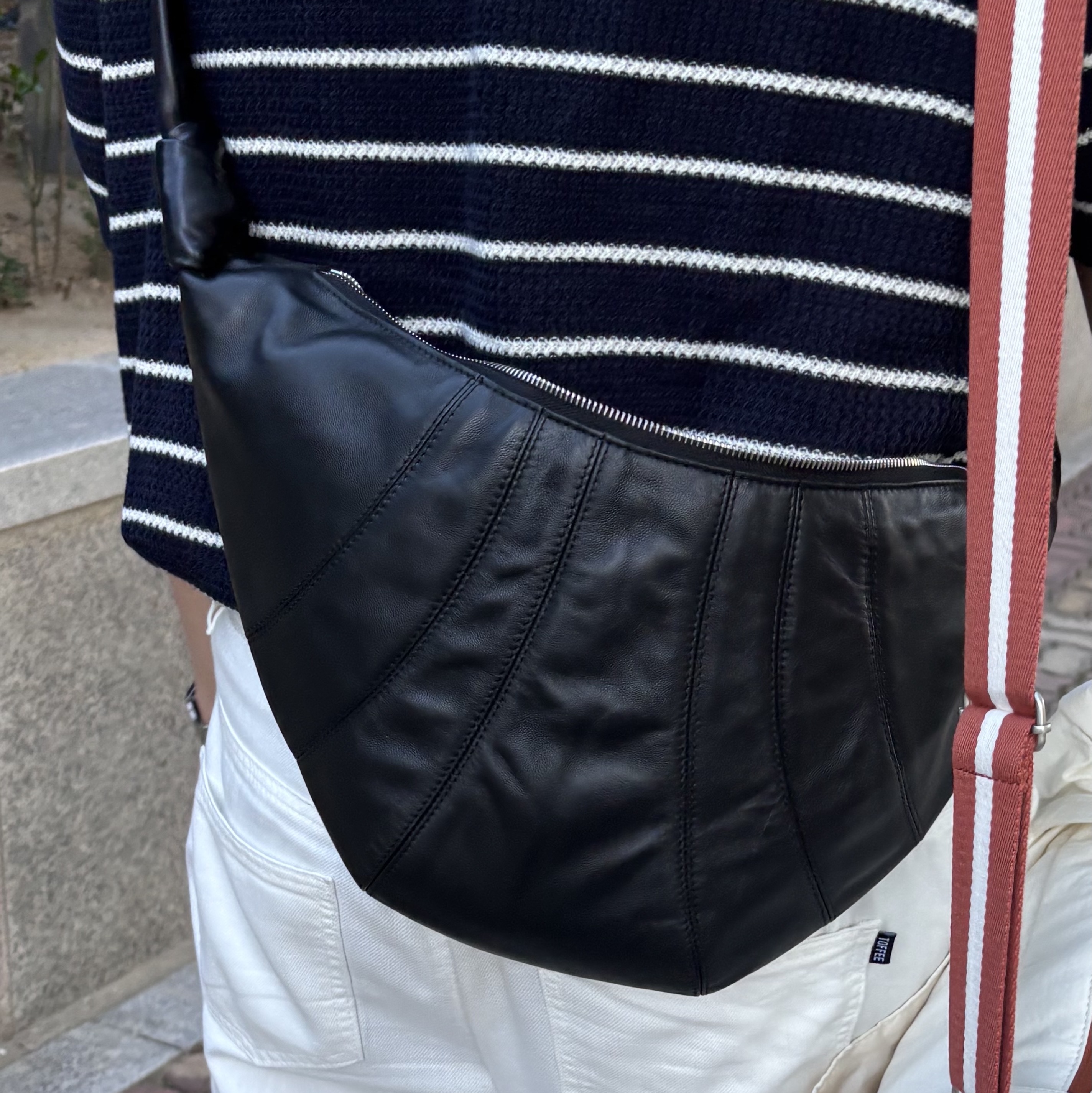 Lemaire Medium Croissant Bag Soft Nappa Leather Black 착용 스타일