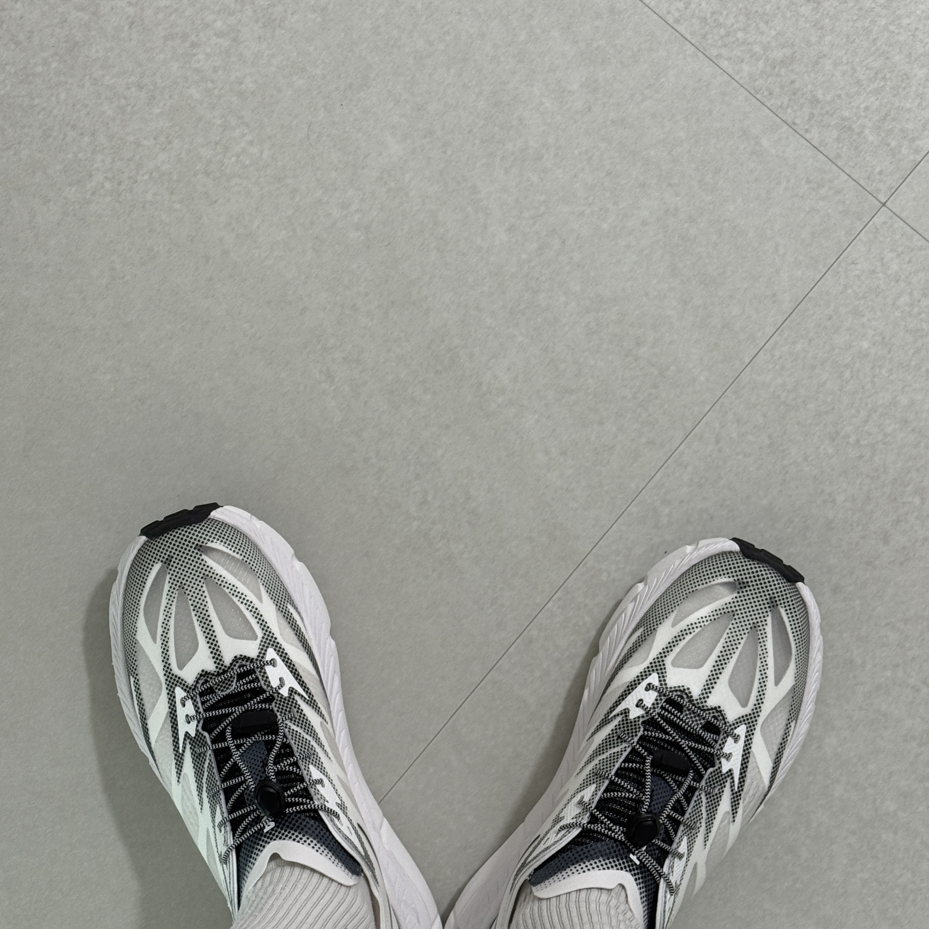 Hoka Mafate Speed 4 Lite White Black 착용 스타일 - 3