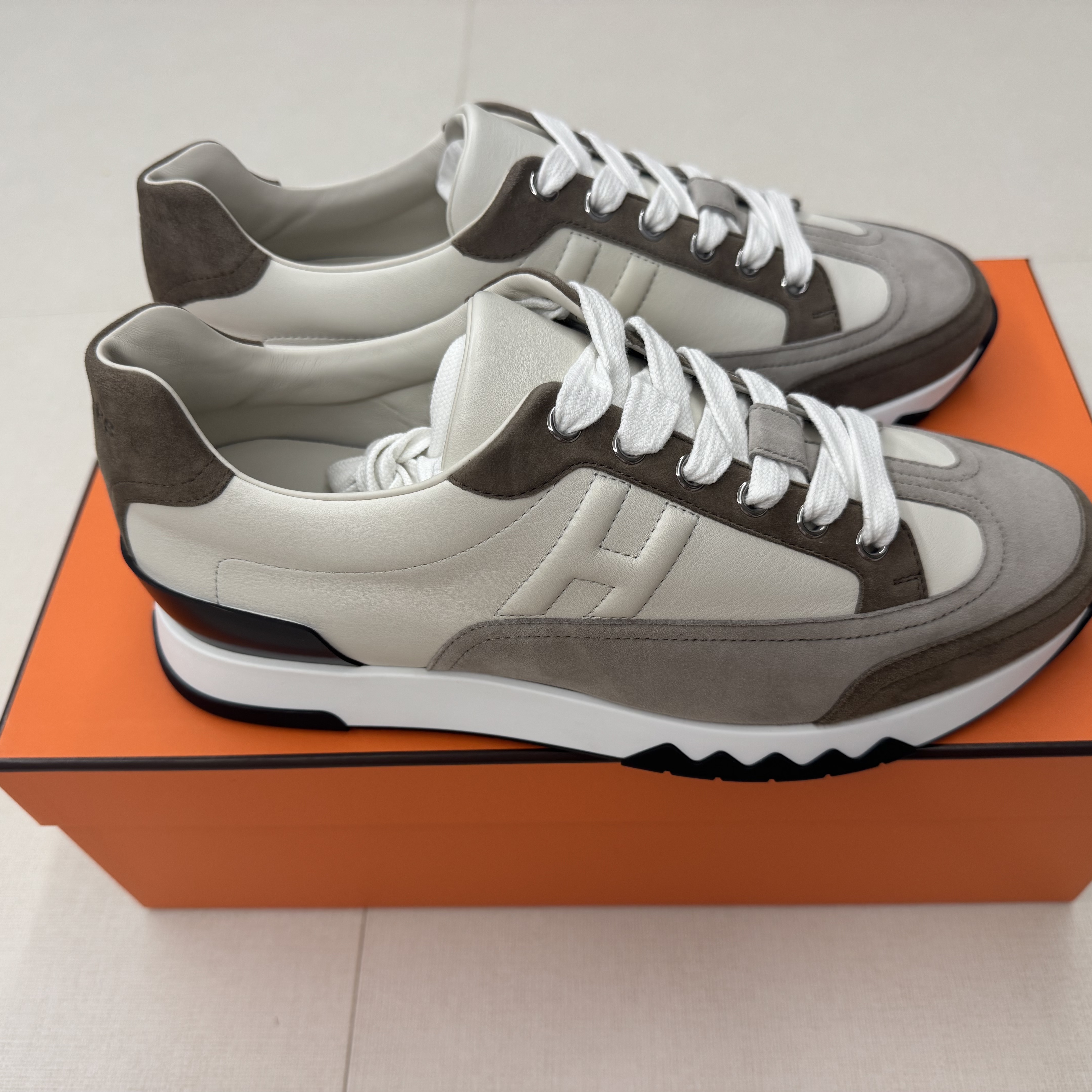 Hermes Trail Sneakers Calfskin Suede Goatskin & Multicolore Beige Glaise 착용 스타일