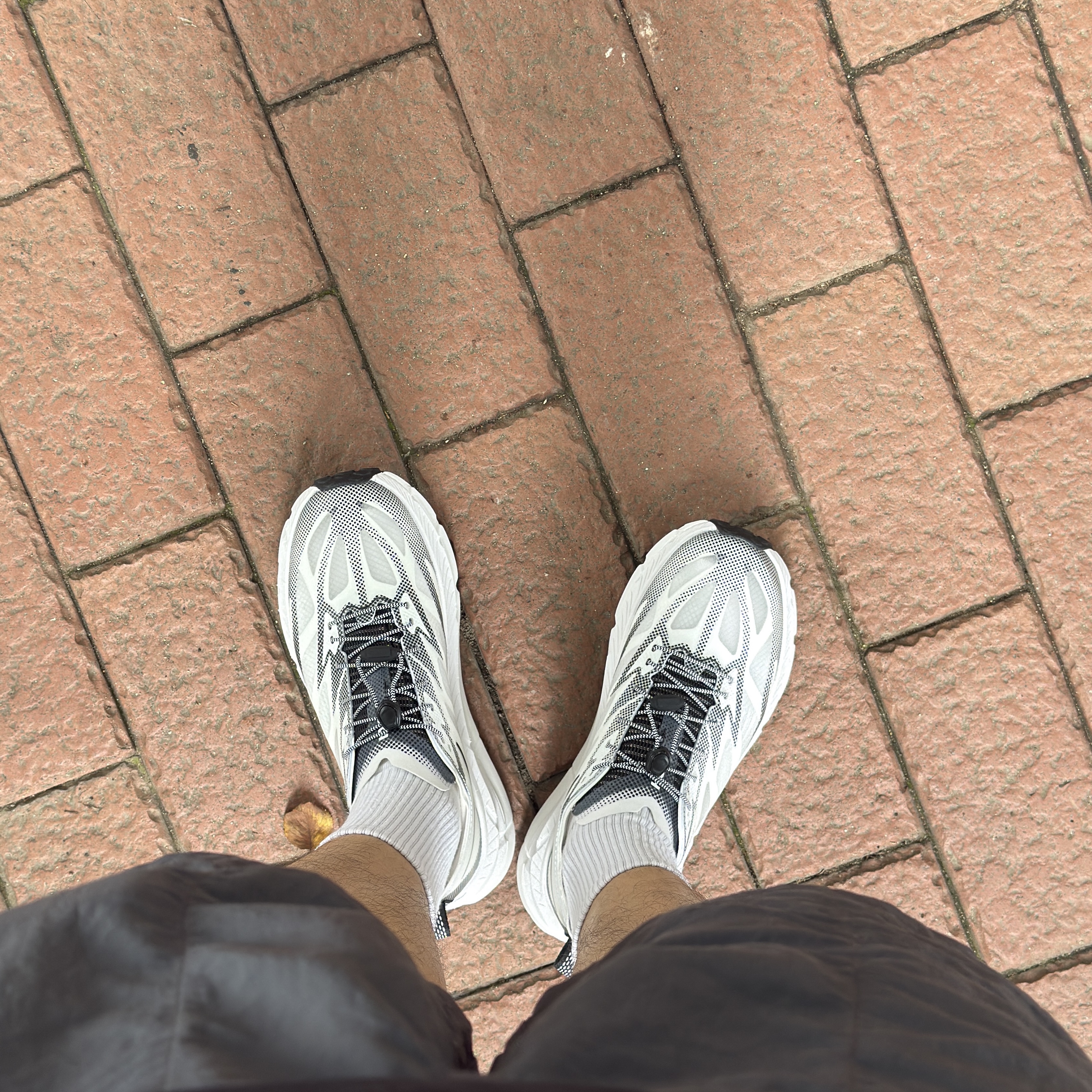 Hoka Mafate Speed 4 Lite White Black 착용 스타일 - 2