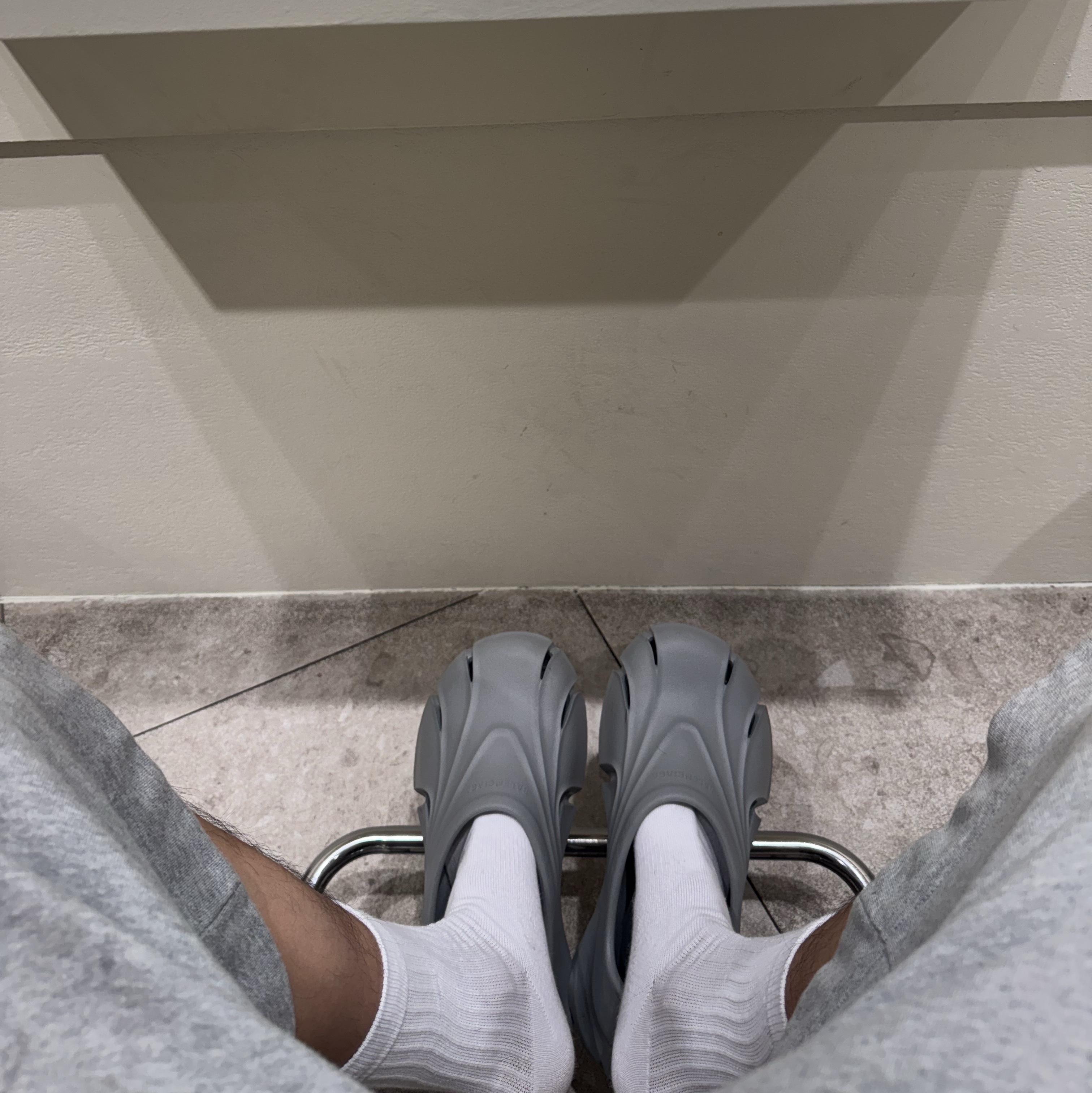 Balenciaga Rubber Mold Closed Grey 착용 스타일