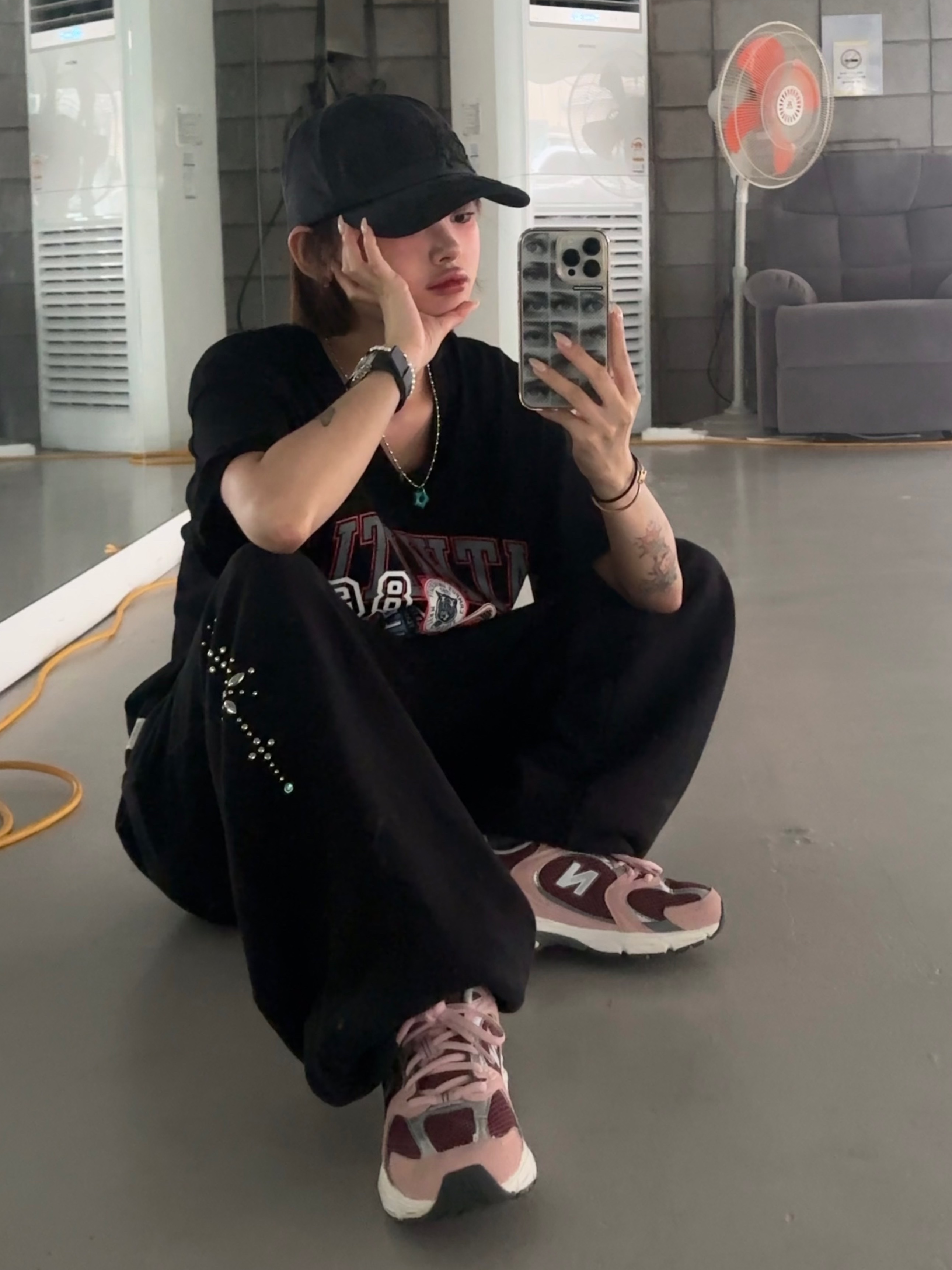 New Balance 530 Burgundy 착용 스타일 - 1