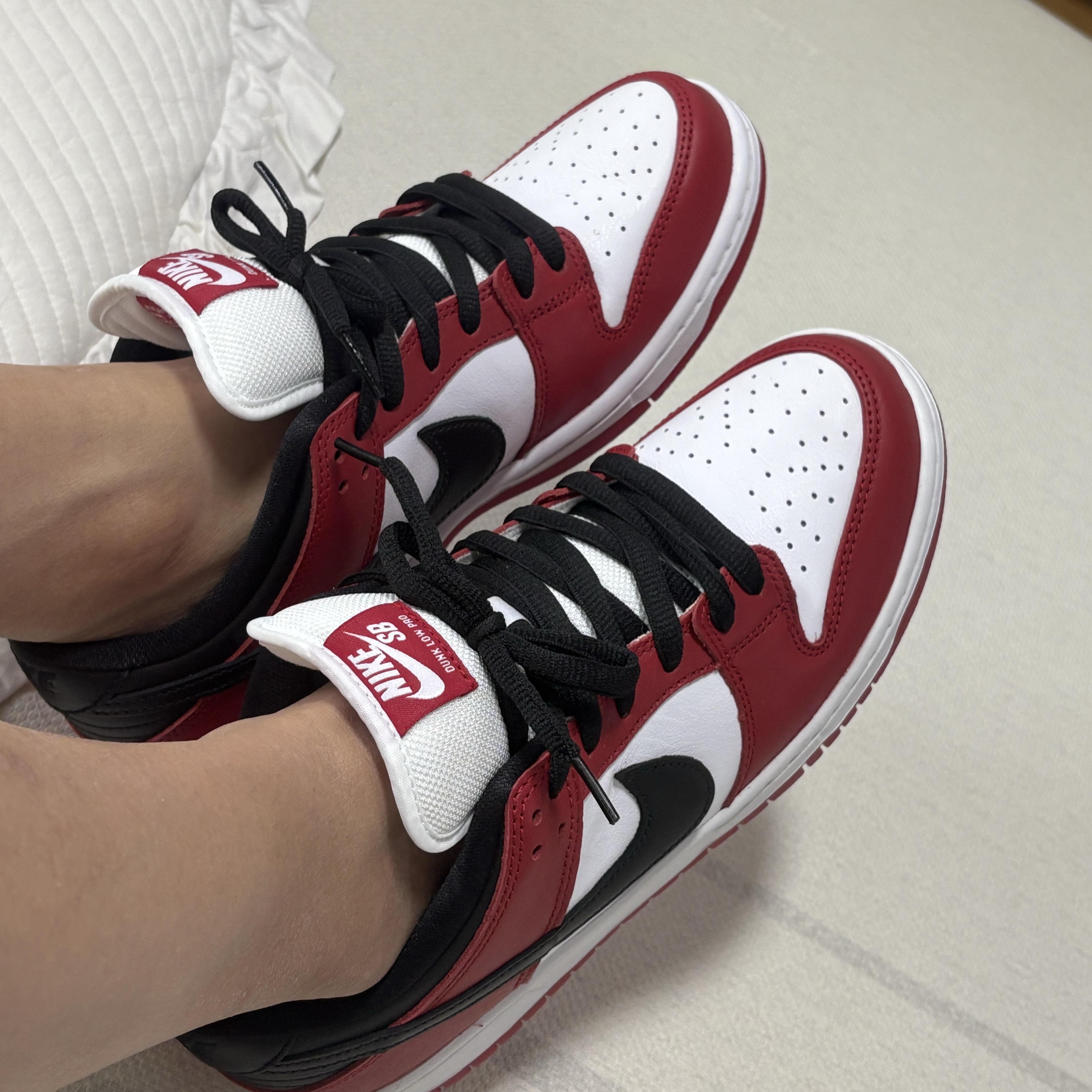 Nike SB Dunk Low Pro Chicago 착용 스타일 - 4
