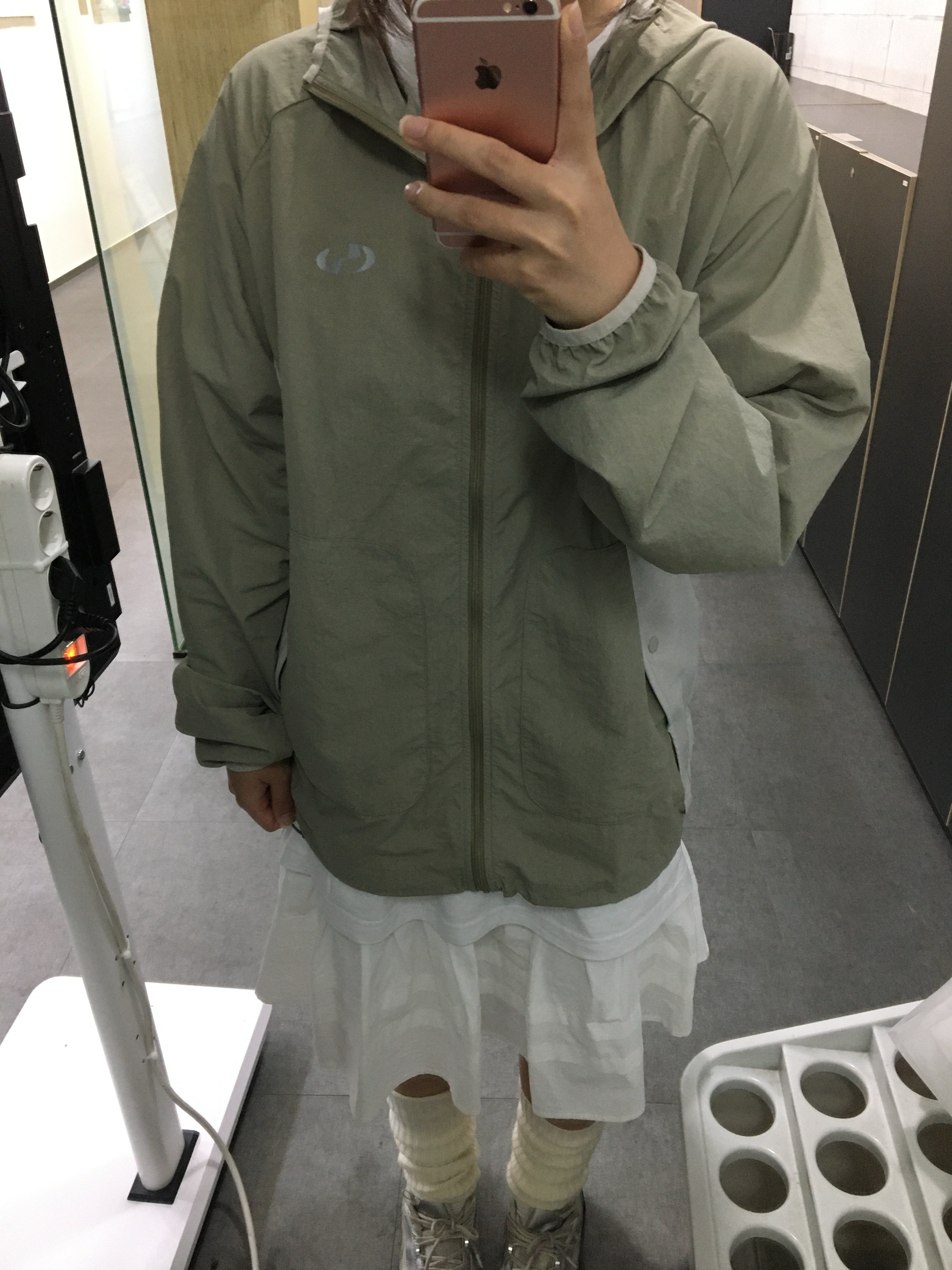Sansan Gear Xunhuan T-Shirt White, Fila Echappe MS Silver Moon 착용 스타일 - 2