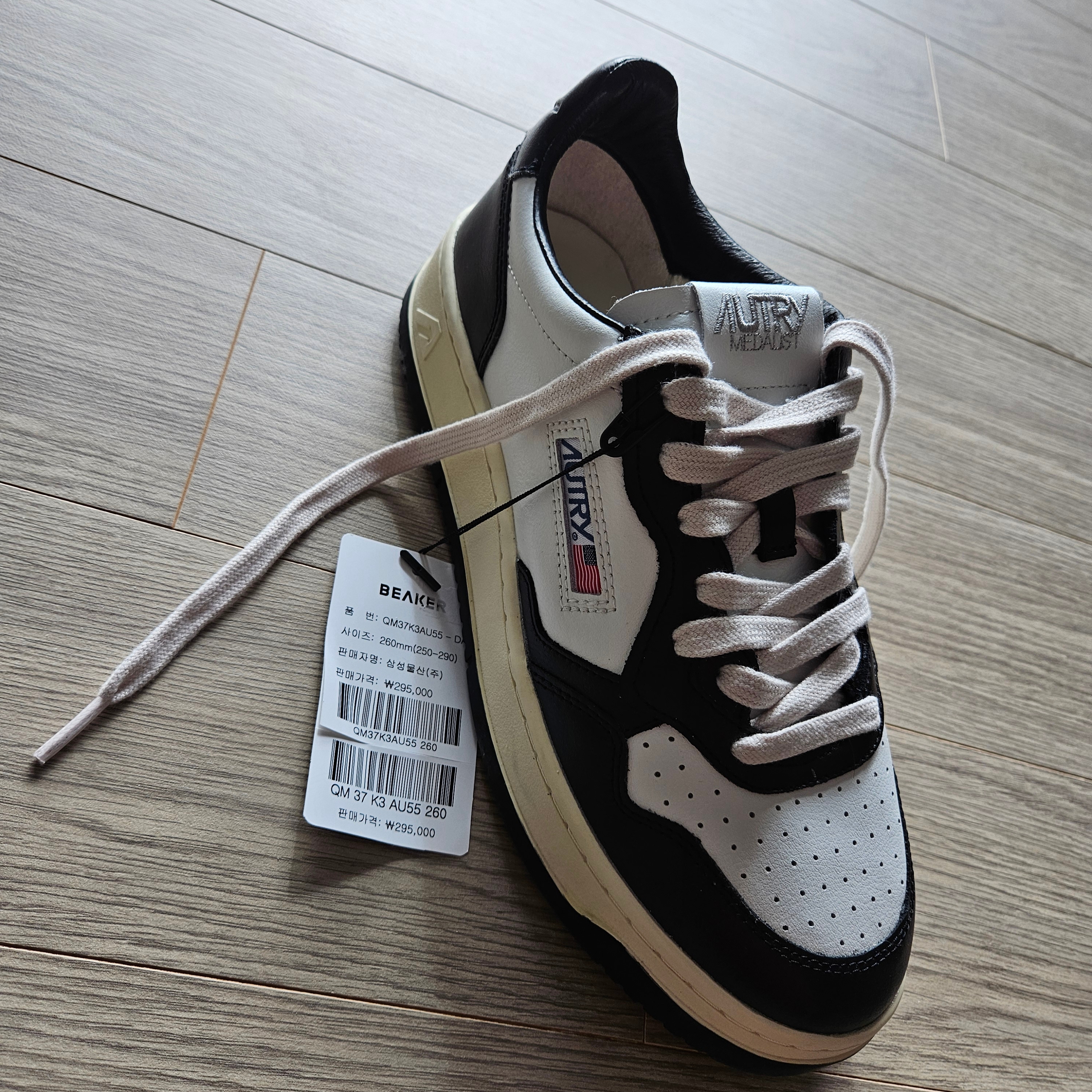 Autry Medalist Low Leather Sneakers Black White 착용 스타일