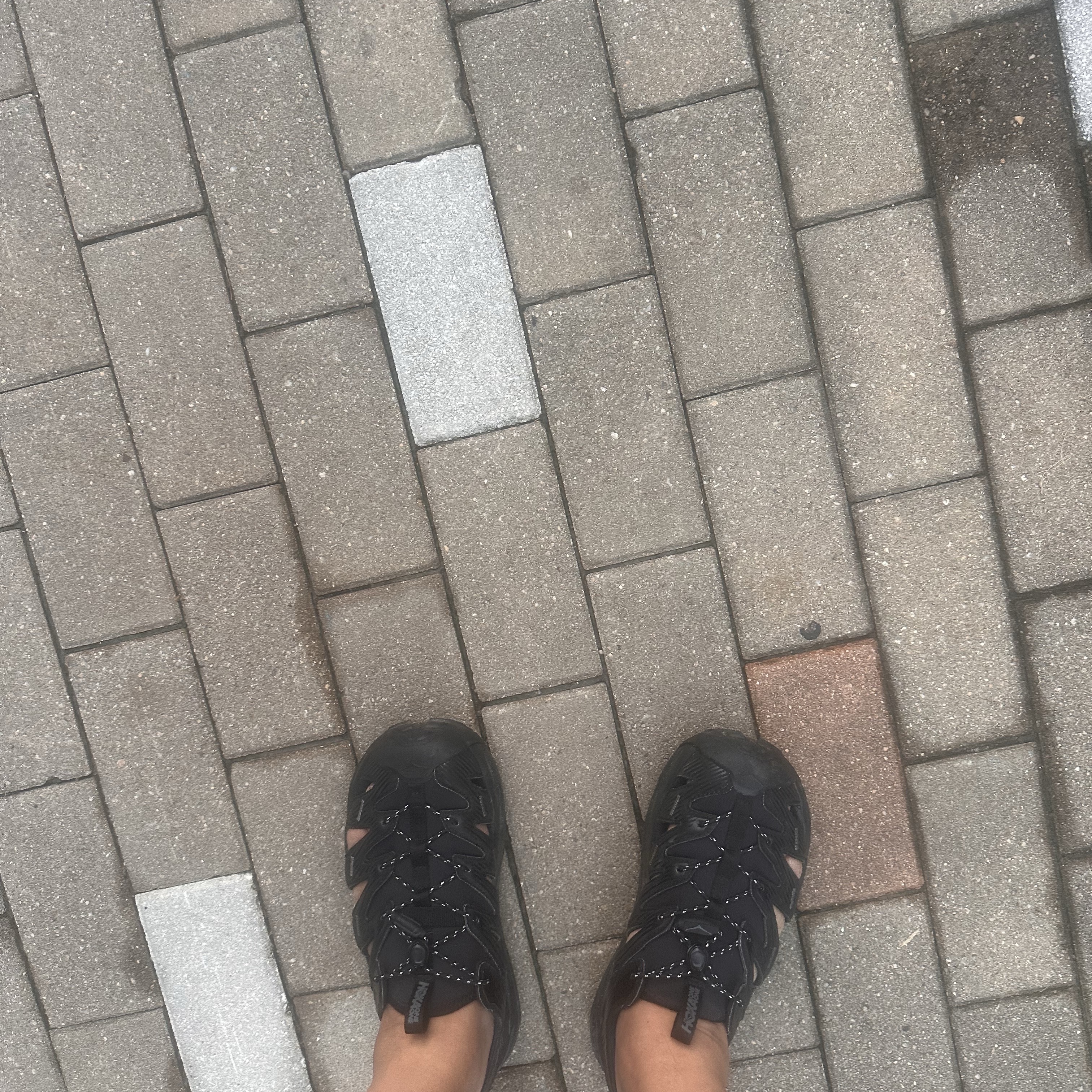 Hoka Hopara Black Castle Rock 착용 스타일