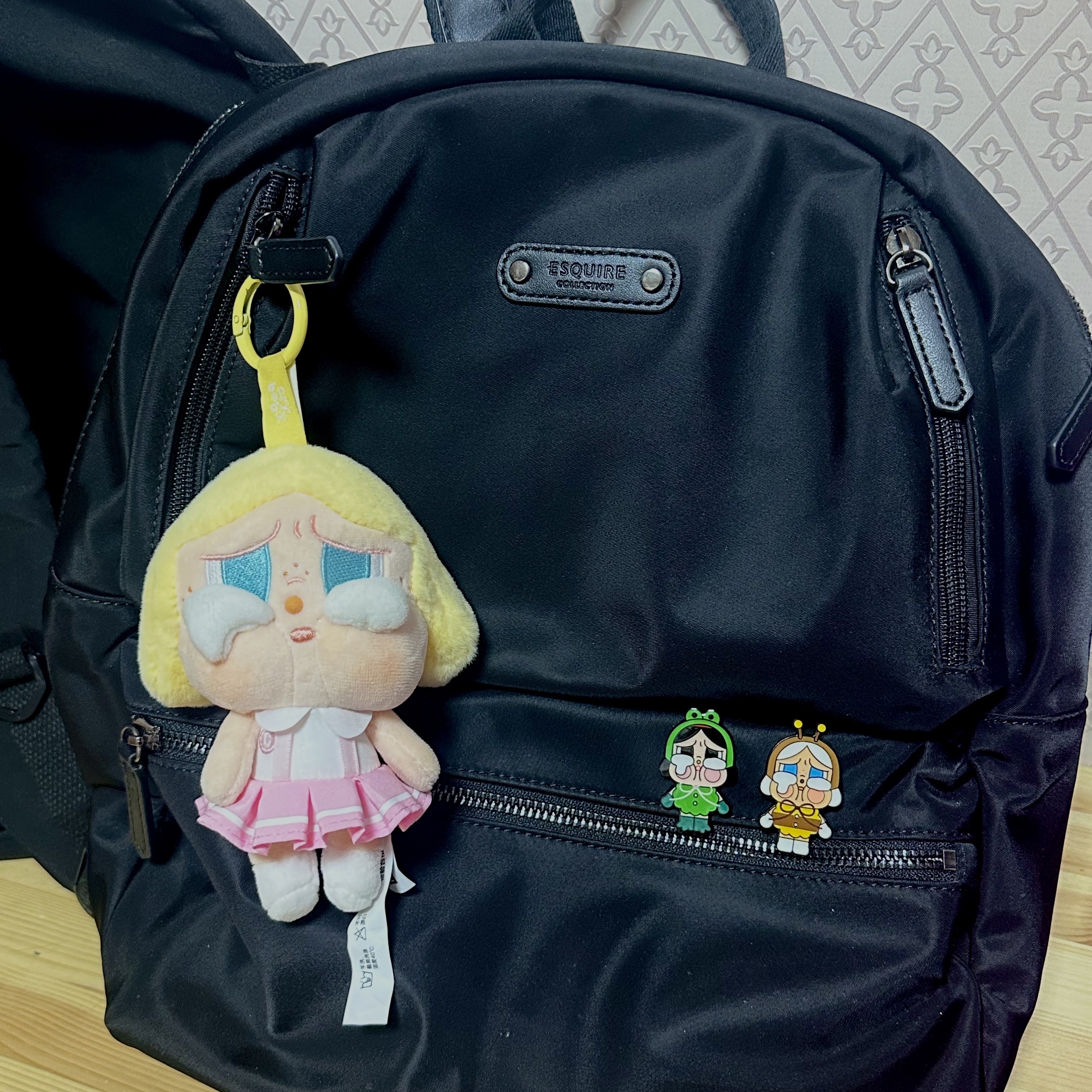 Pop Mart Crybaby Sunset Concert Series Keyring Sealed Case (1 Blind Box), Pop Mart Crybaby Crying Again Plush Badge Sealed Case (1 Blind Box) 착용 스타일