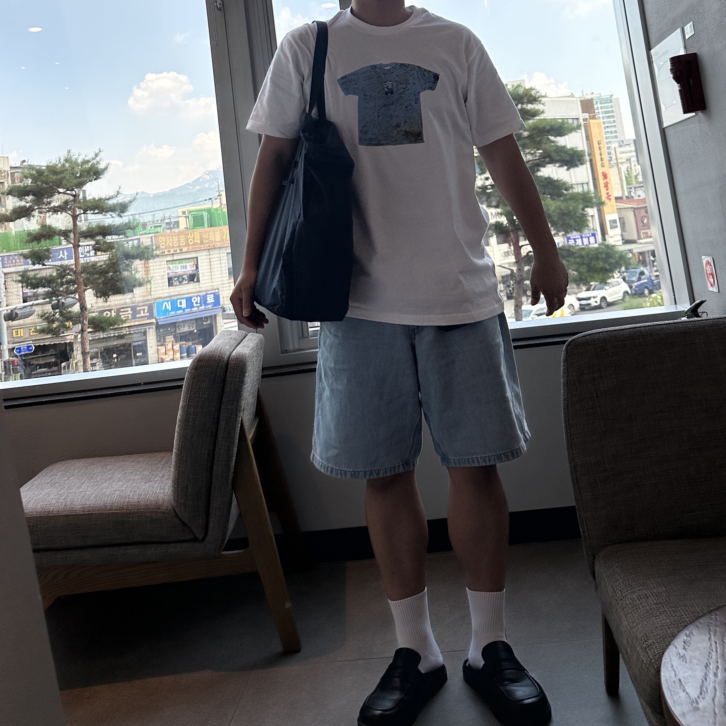 Supreme First T-Shirt White - 24SS, Montbell Pocketable Light Tote L Navy - 25SS 착용 스타일