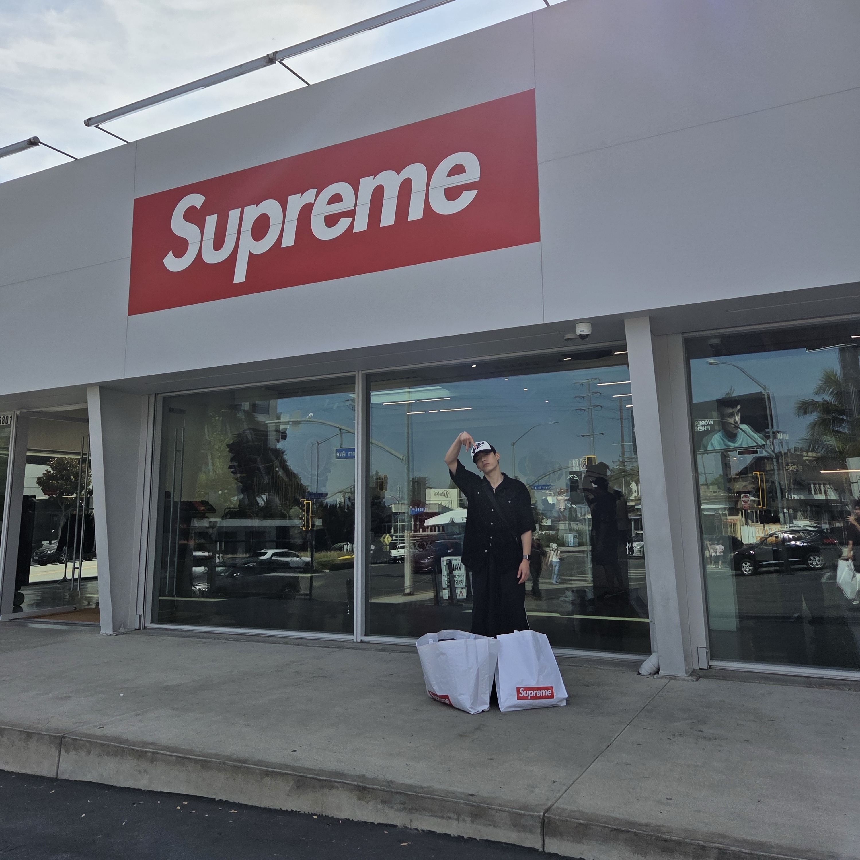 BAPE Sta Mesh Cap Black, Supreme Small Messenger Bag Black - 22SS 착용 스타일 - 1