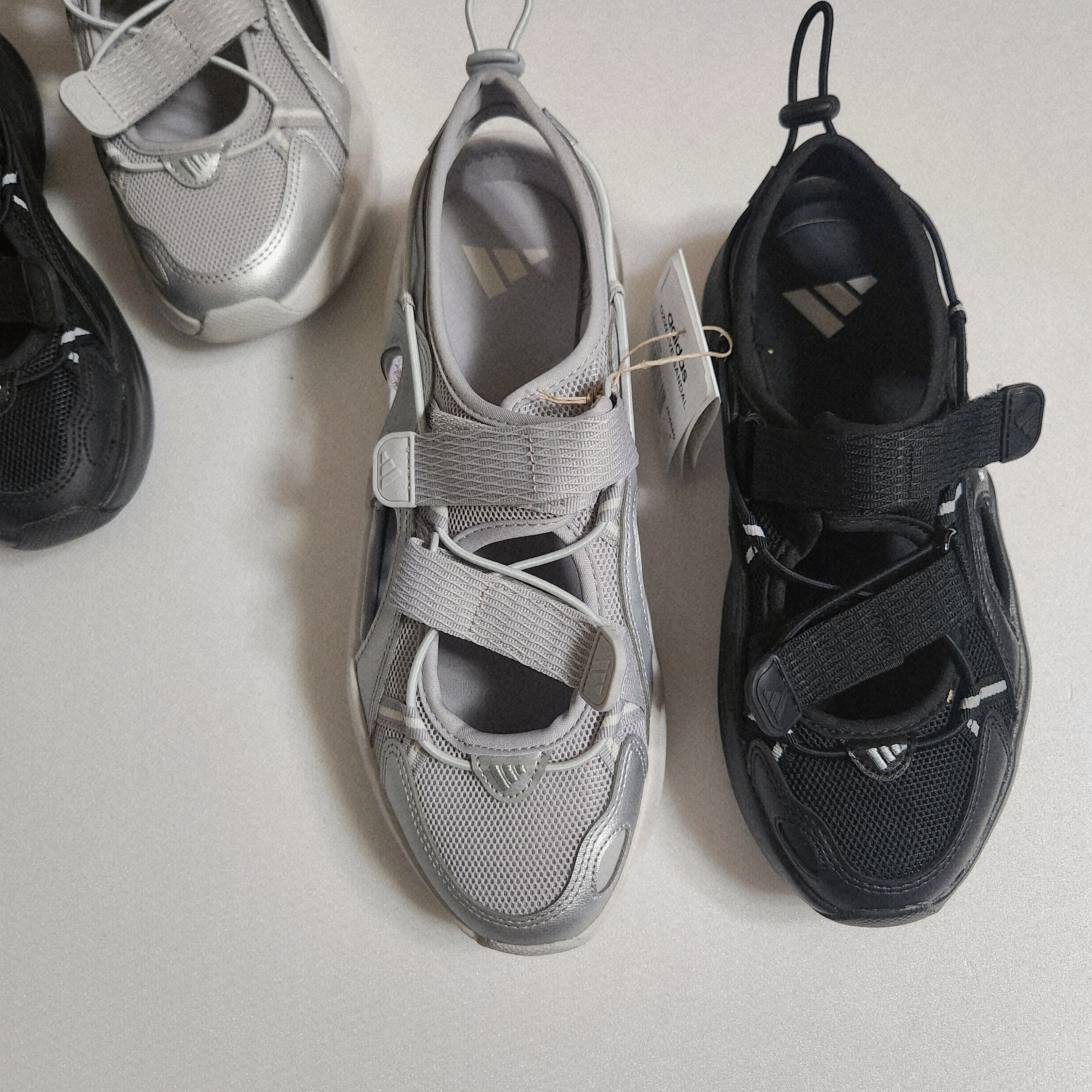 (W) Adidas Ozwave Sandal Core Black Silver Metallic 착용 스타일 - 2