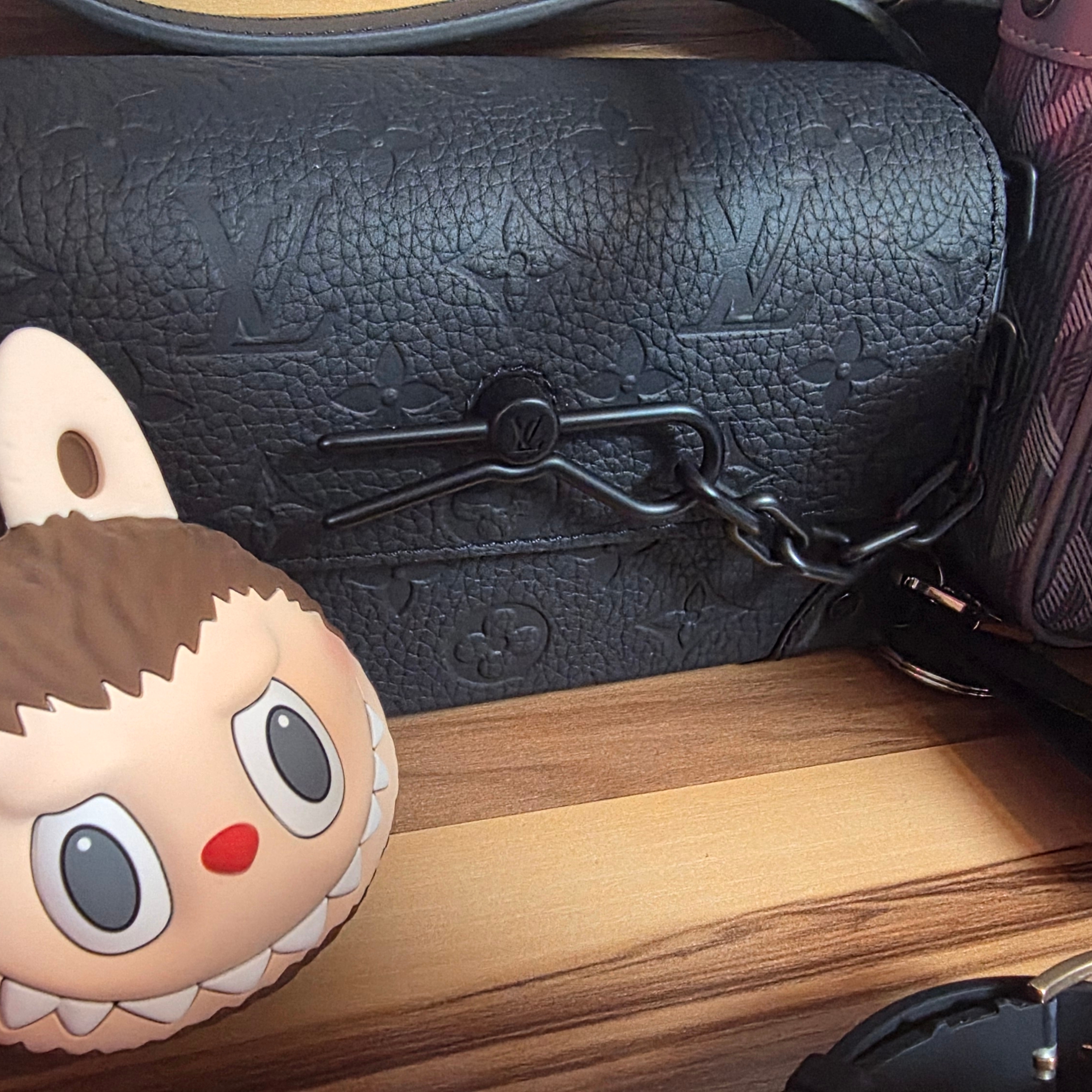 Pop Mart Labubu Original Silicone Earphone Bag Brown 착용 스타일 - 1