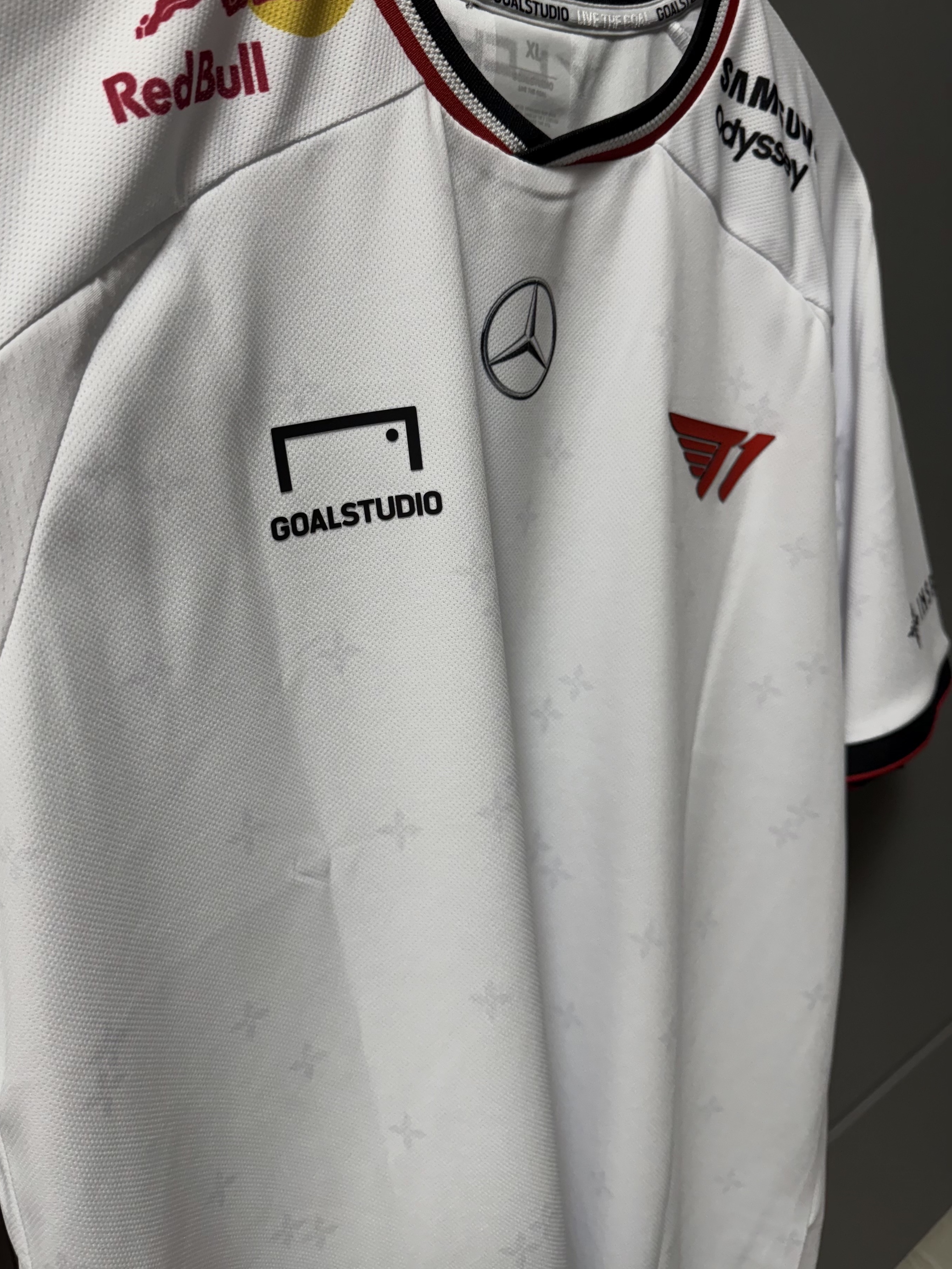 T1 2025 VALORANT 2nd Uniform Jersey White (Non Marking Ver.) 착용 스타일 - 2