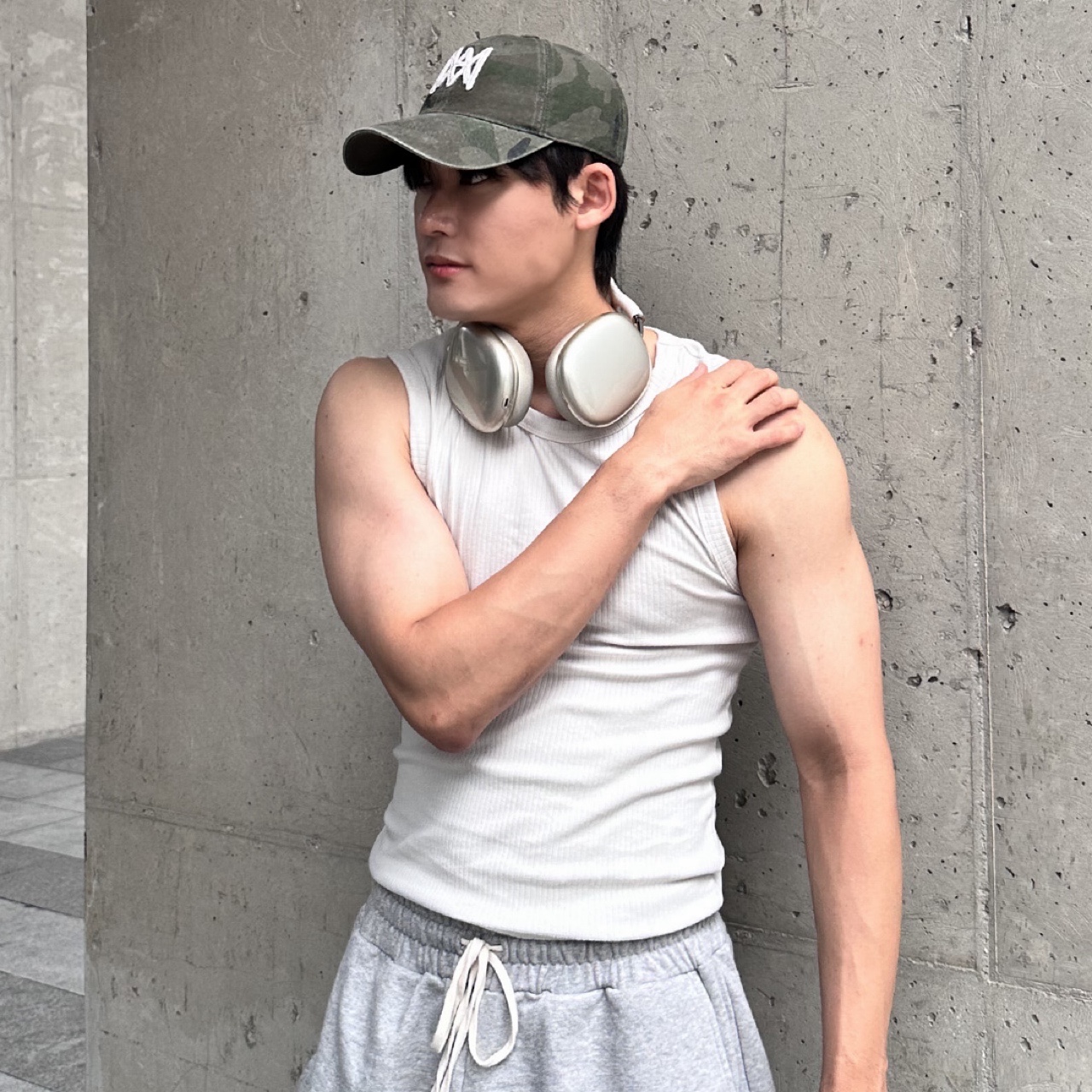 Ogarp Concho Wrist Belt Brown, Apple AirPods Max Lightning Silver (Korean Ver.) 착용 스타일 - 3