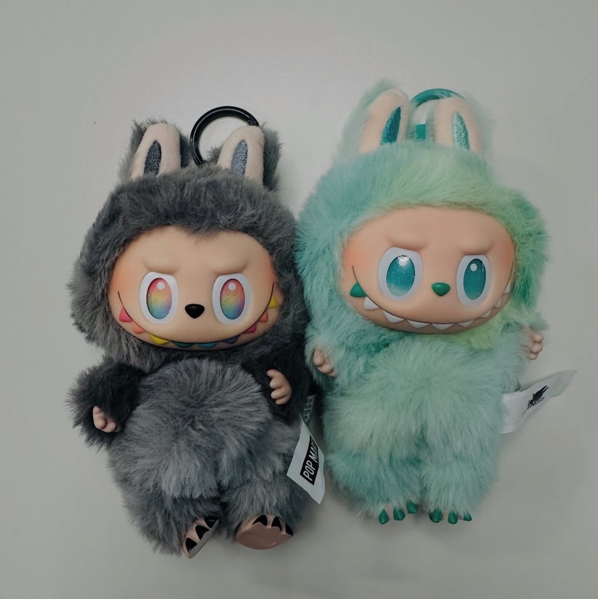 Pop Mart Labubu The Monsters Highlight Series Sealed Case (Bundle of 2/1 Blind Box) 착용 스타일