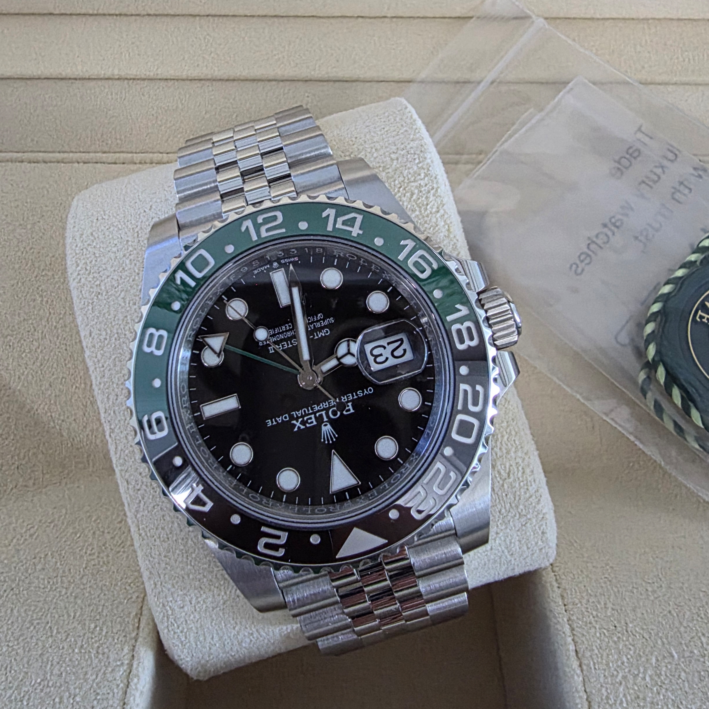 Rolex GMT-Master II 40mm 126720VTNR Black Jubilee 착용 스타일 - 4