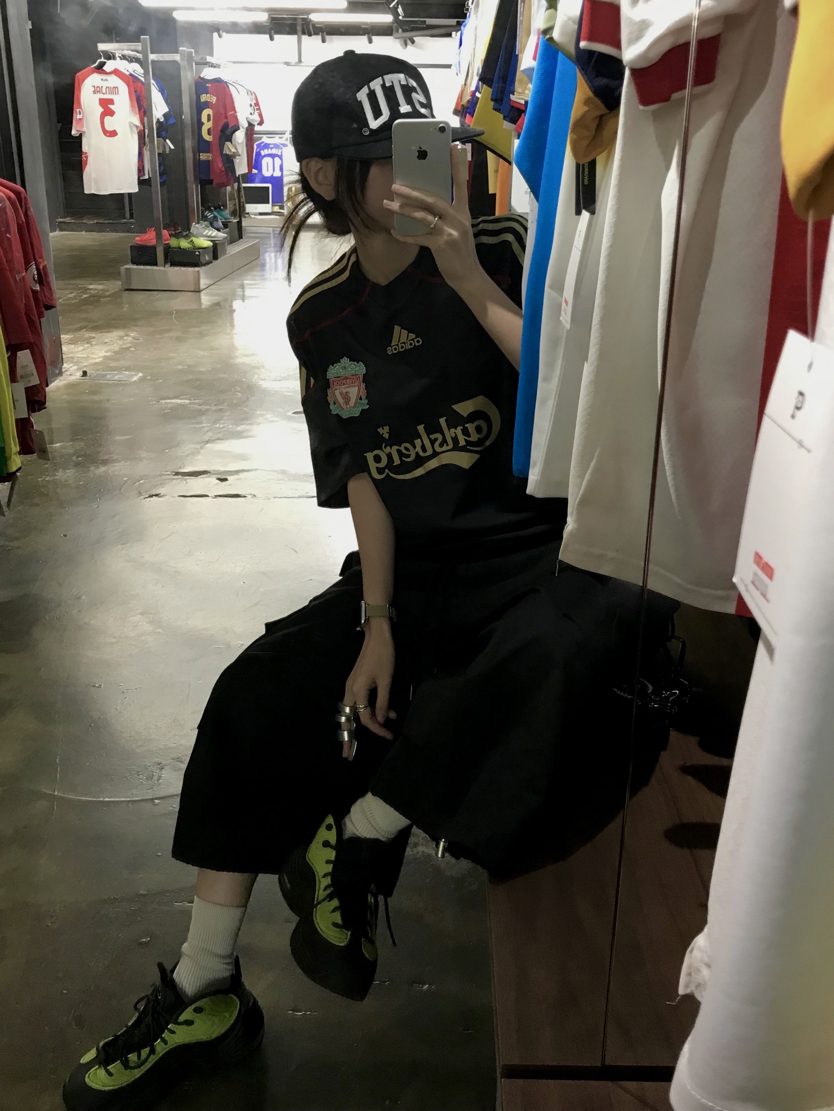 Adidas Newcastle United FC 25/26 Home Jersey Black White - KR Sizing (Non Marking Ver.), Puma Manchester City 2025/26 Away Replica Jersey Black (Non Marking Ver.) 착용 스타일 - 5