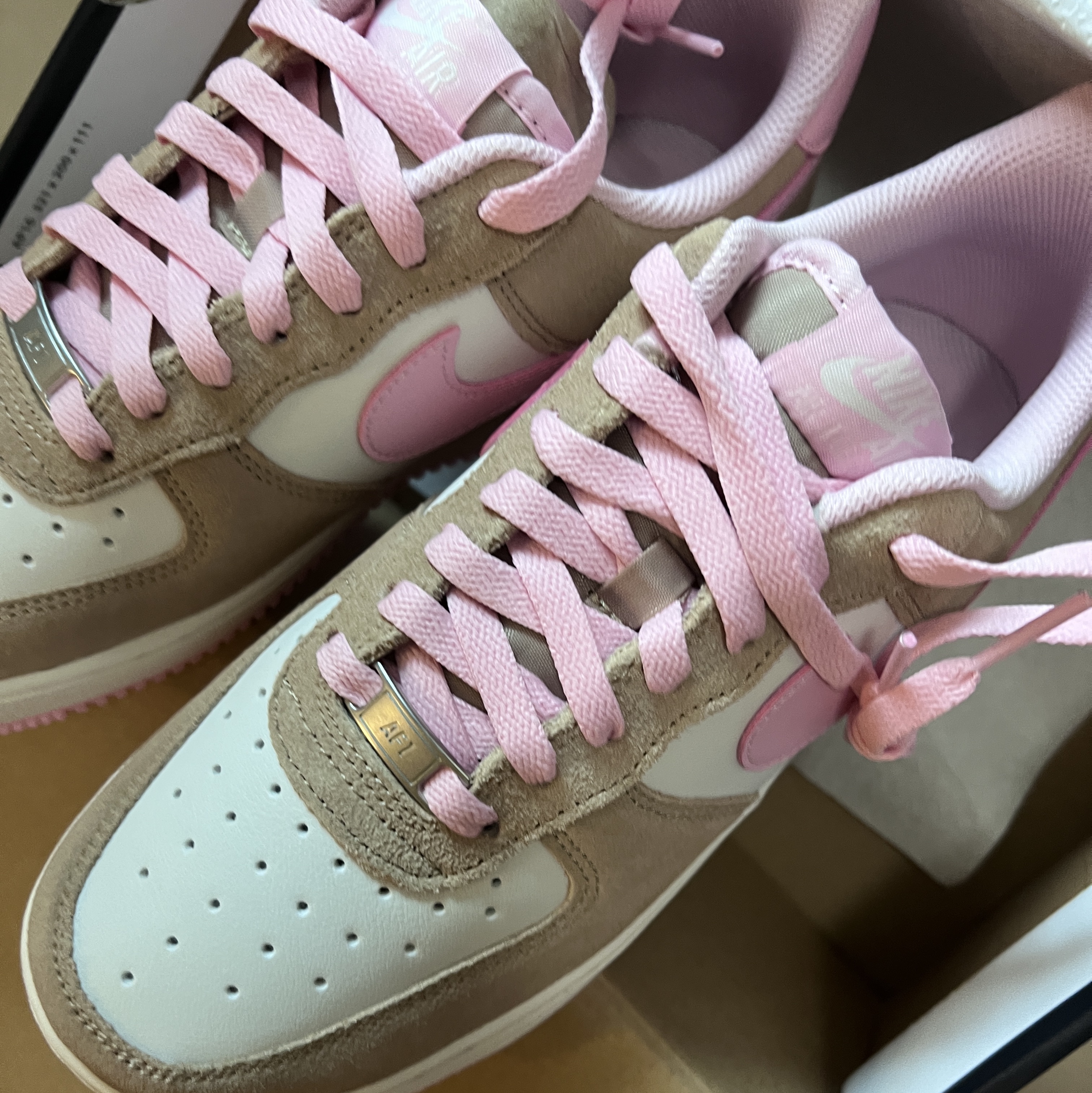 Nike Air Force 1 '07 LV8 Medium Soft Pink Phantom 착용 스타일