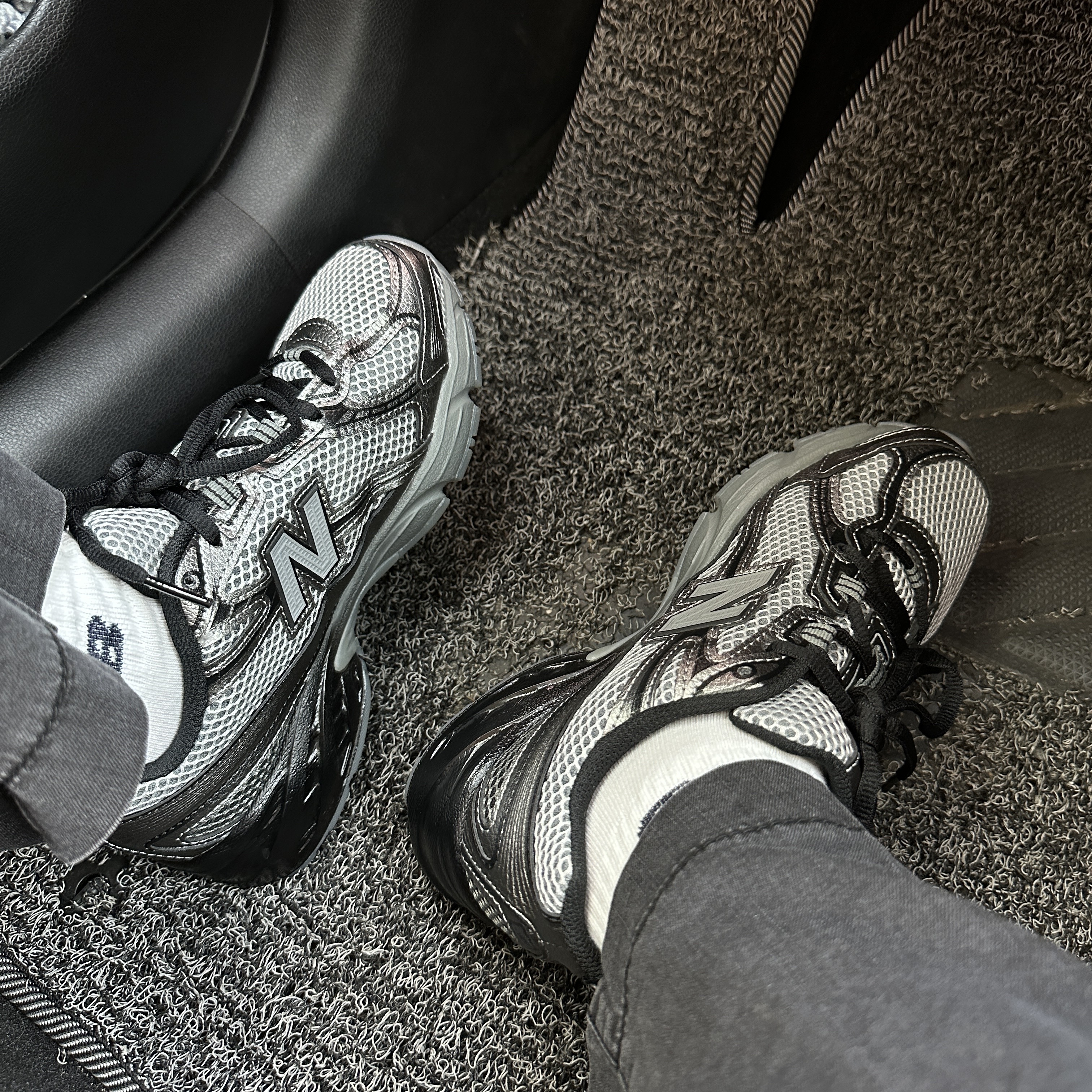 New Balance 740 Dark Silver Metallic 착용 스타일