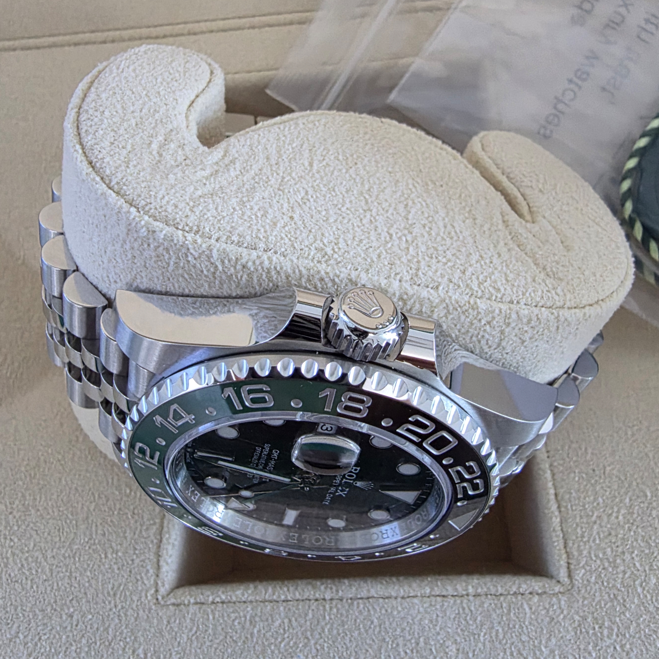 Rolex GMT-Master II 40mm 126720VTNR Black Jubilee 착용 스타일 - 5