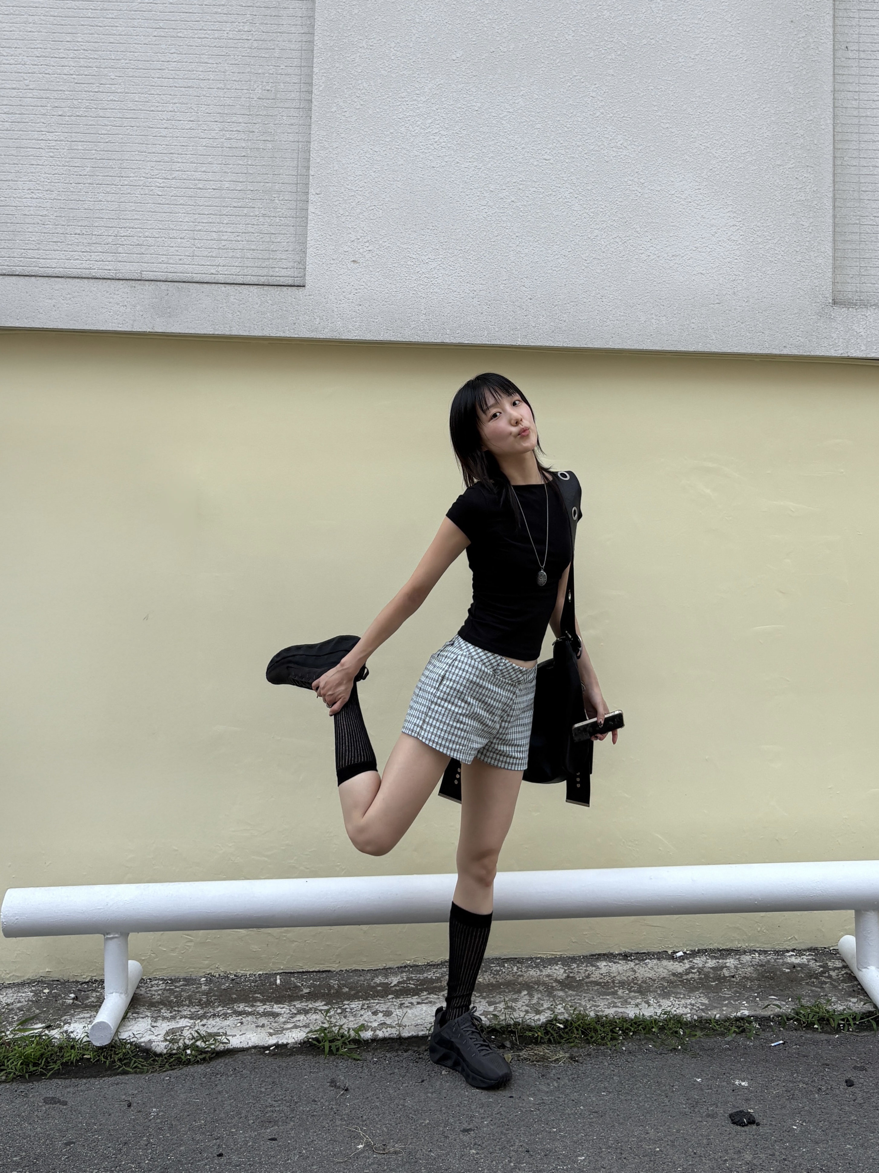 [KREAM 단독] Vacant Archive Bella Wide Strap Hobo Bag Black 착용 스타일 - 2