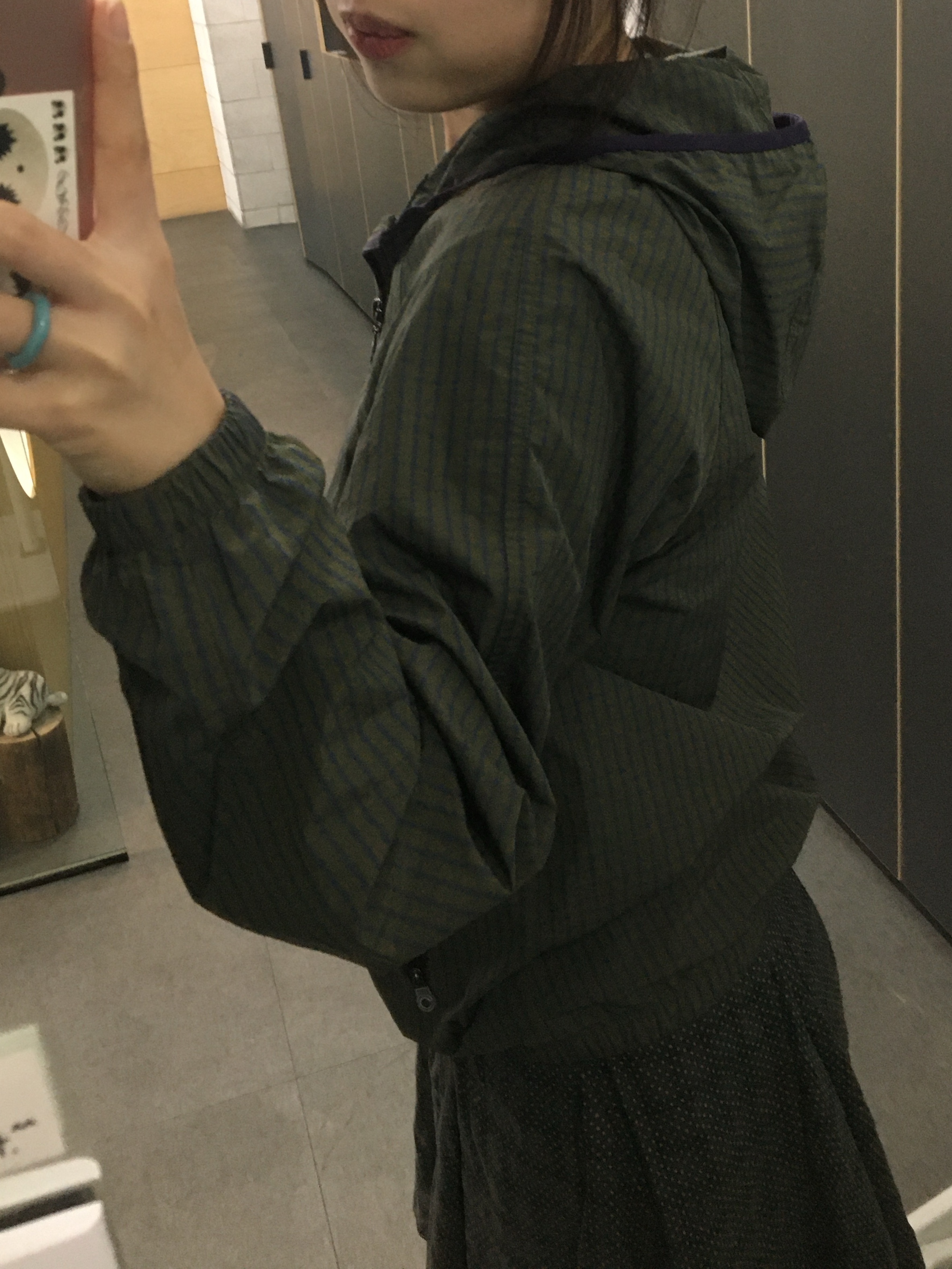 COYSEIO Check Windbreaker Mud Khaki, Nff Shield Heart Ring Pale Blue 착용 스타일 - 1