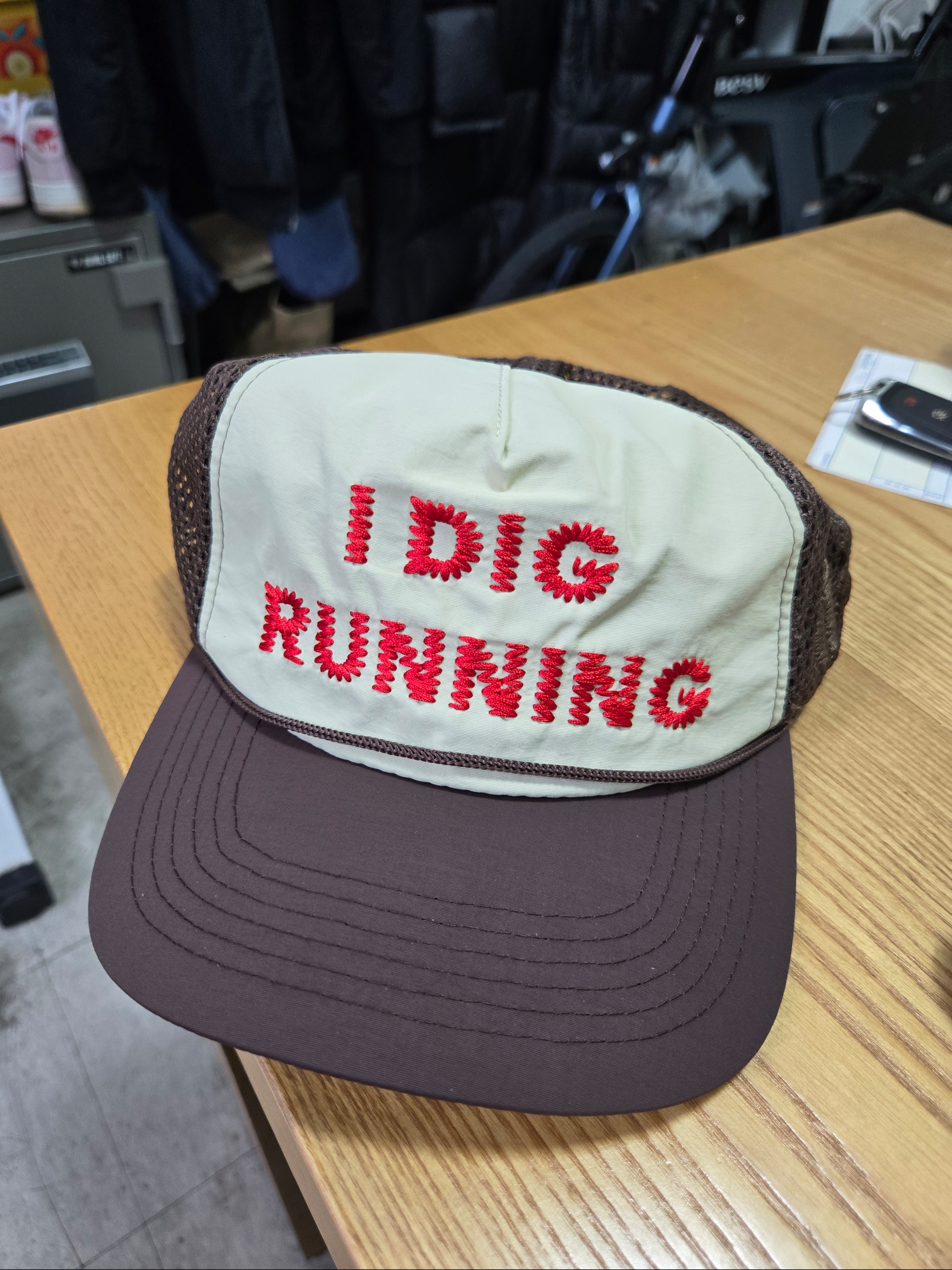 Alex Zono I Dig Running Trucker Hat OG Brown 착용 스타일