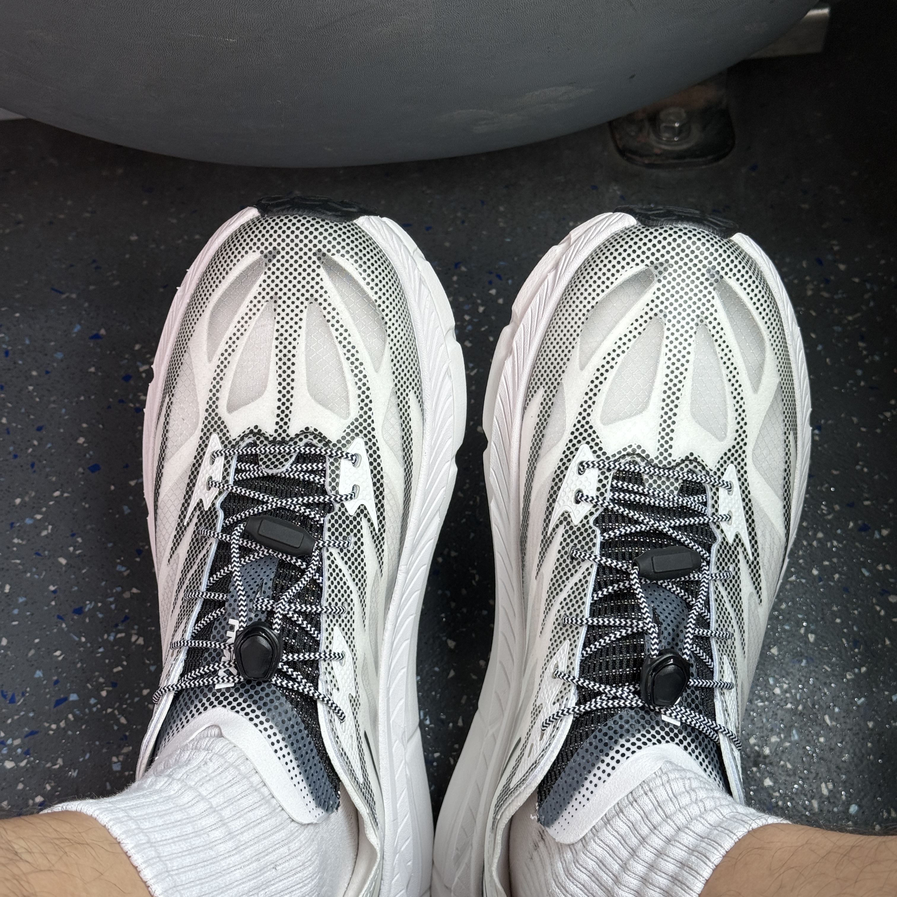 Hoka Mafate Speed 4 Lite White Black 착용 스타일 - 1