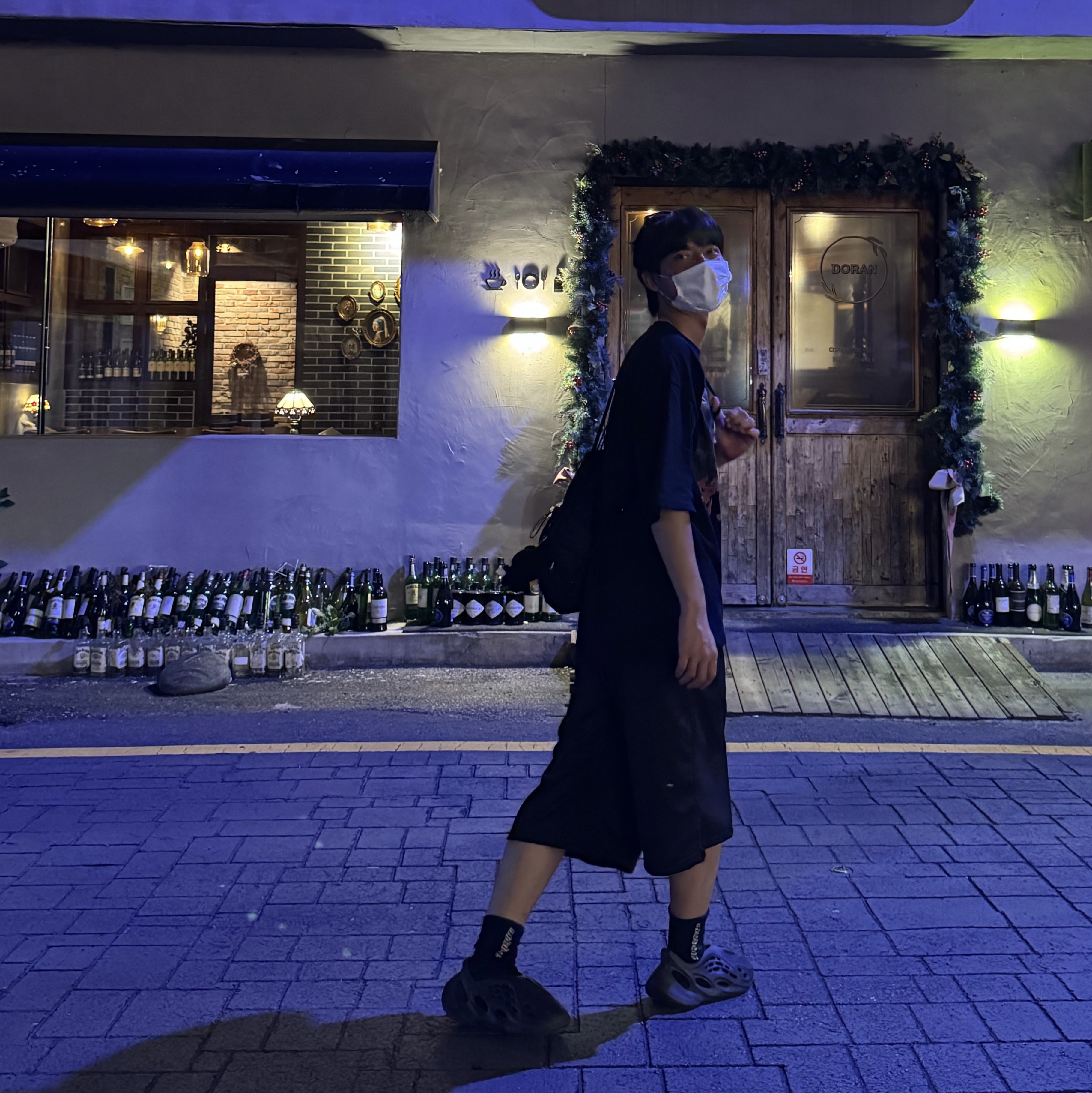 Adidas Yeezy Foam RNNR Onyx 착용 스타일