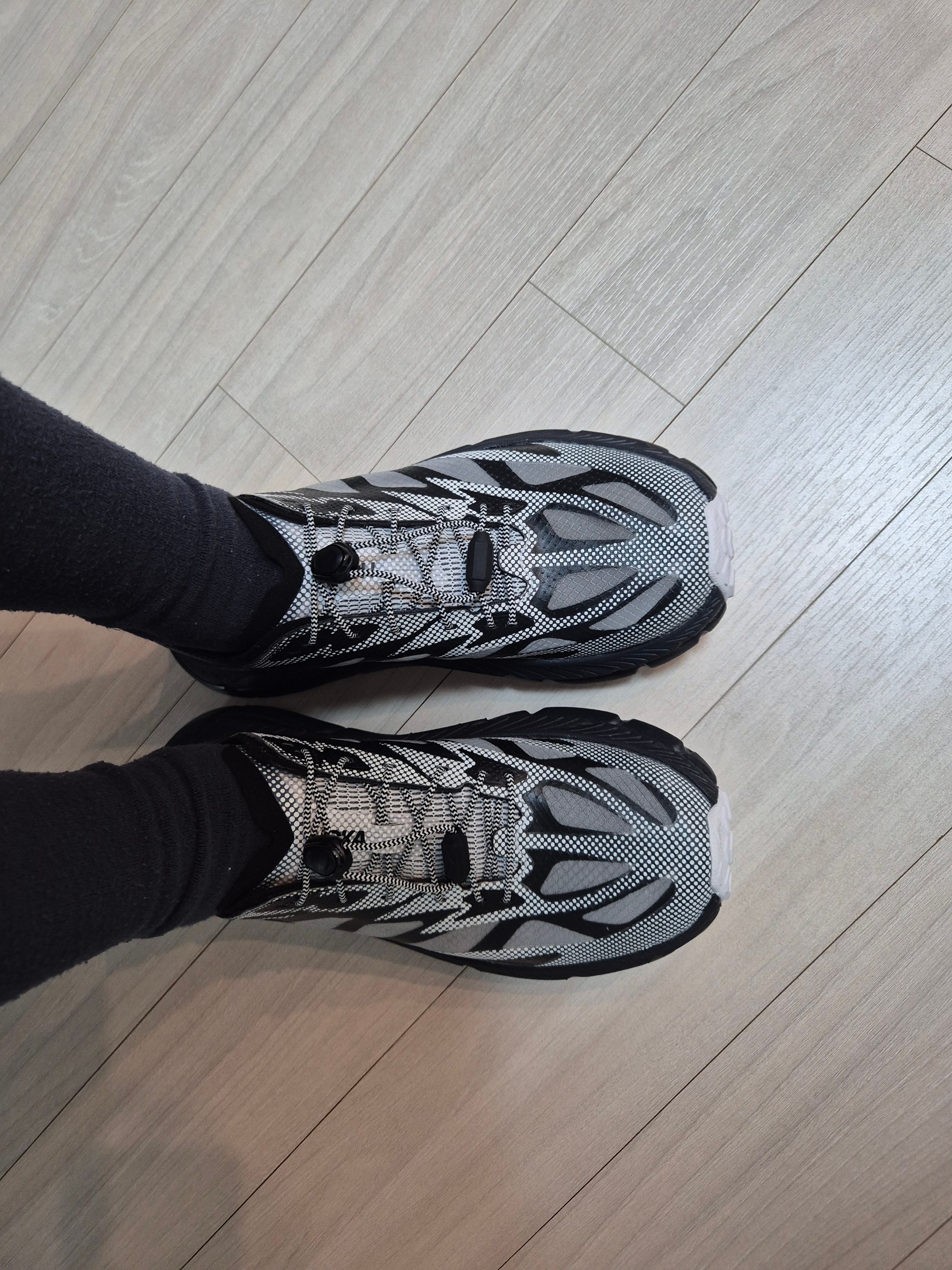 Hoka Mafate Speed 4 Lite TS Black White 착용 스타일 - 1