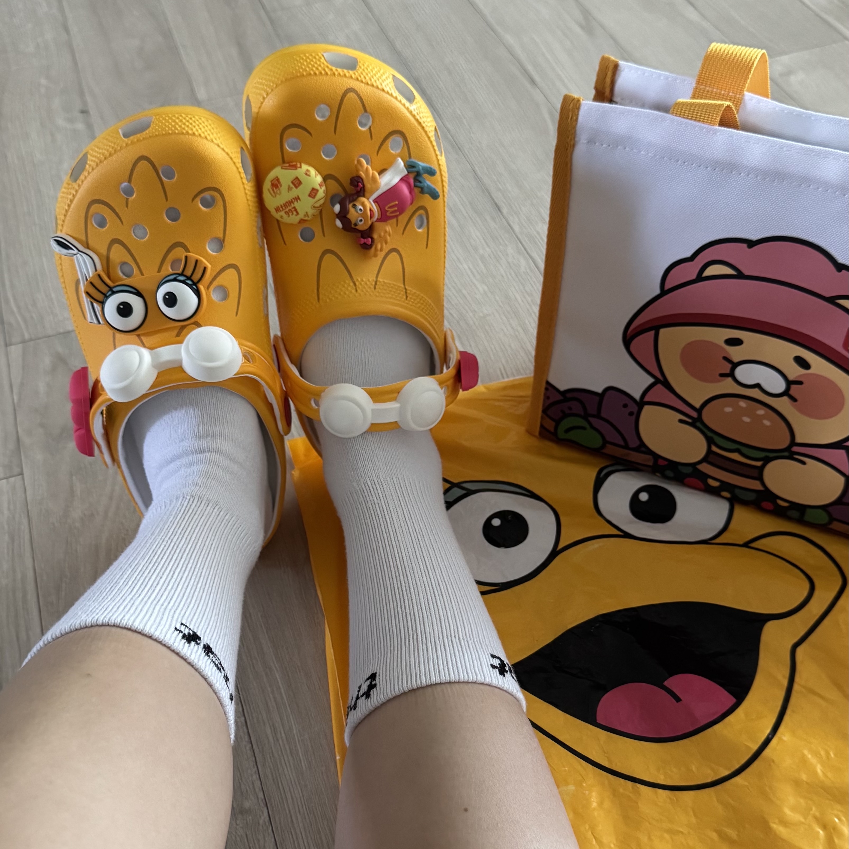 McDonald’s x Kakao Friends Choonsik Cooler Bag, Crocs x McDonald's Classic Clog Birdie 착용 스타일 - 2