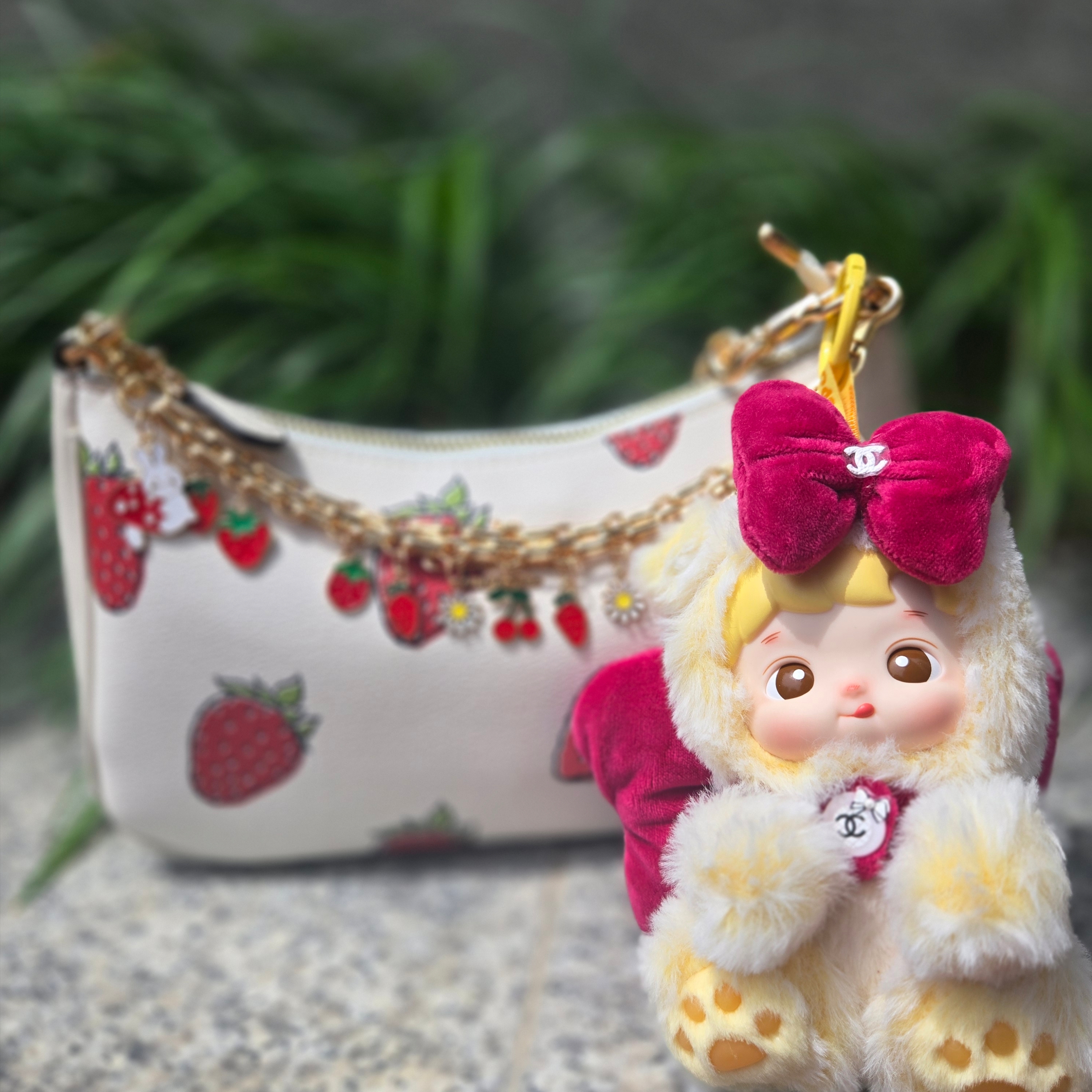 Pop Mart Hacipupu Gummy Bear Series Vinyl Plush Pendant (1 Blind Box) 착용 스타일