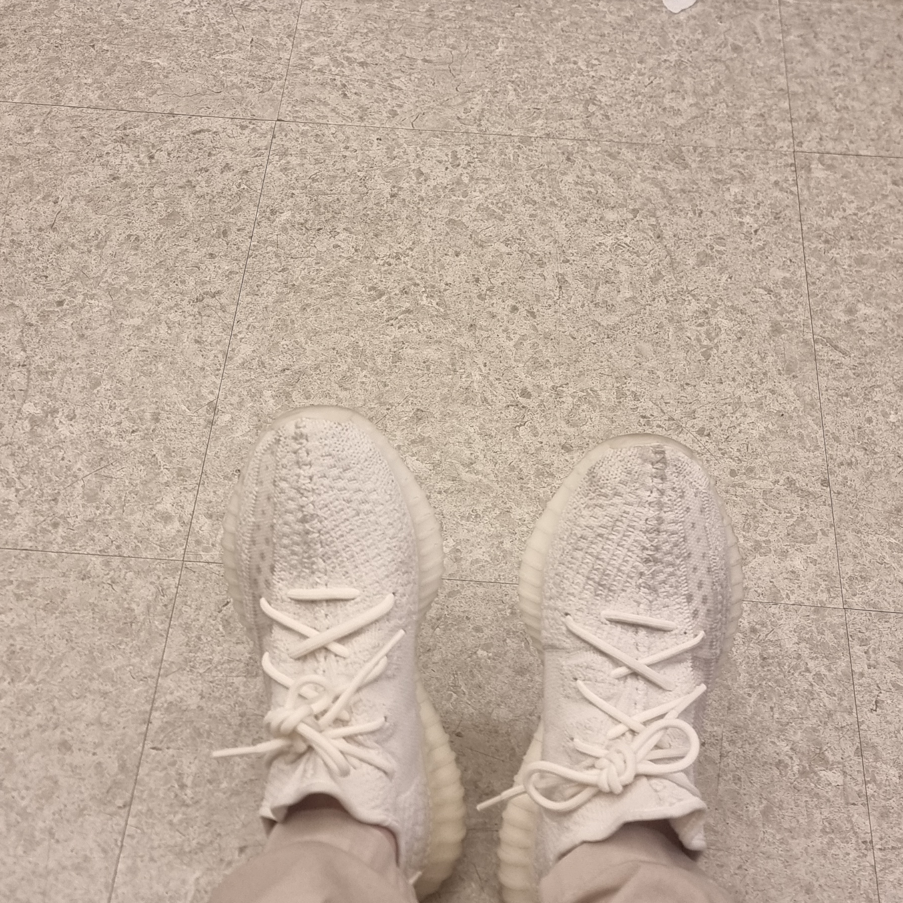 Adidas Yeezy Boost 350 V2 Bone 착용 스타일