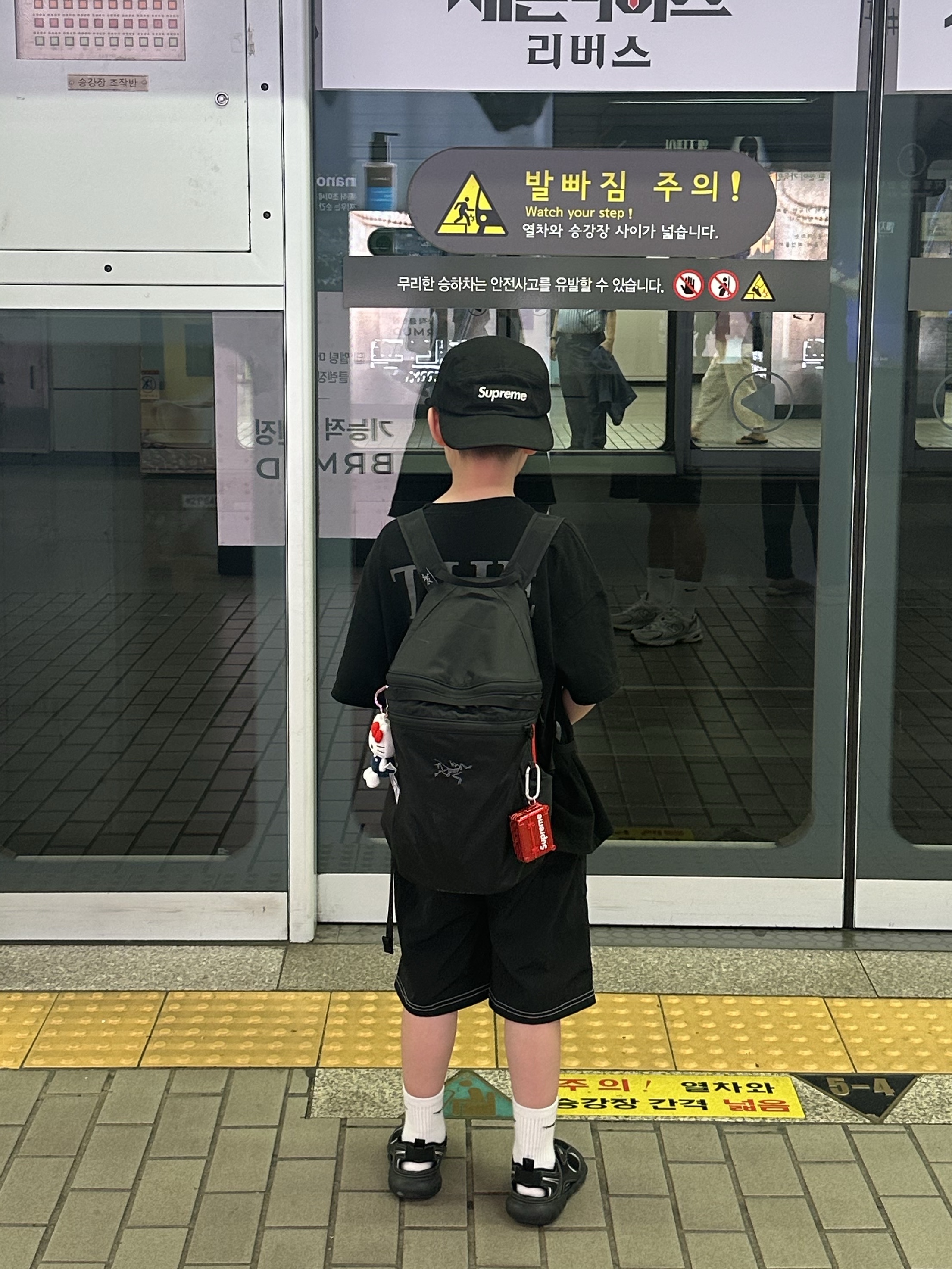Arc'teryx Heliad 15 Backpack Black, Supreme Washed Chino Twill Camp Cap Black 착용 스타일 - 1