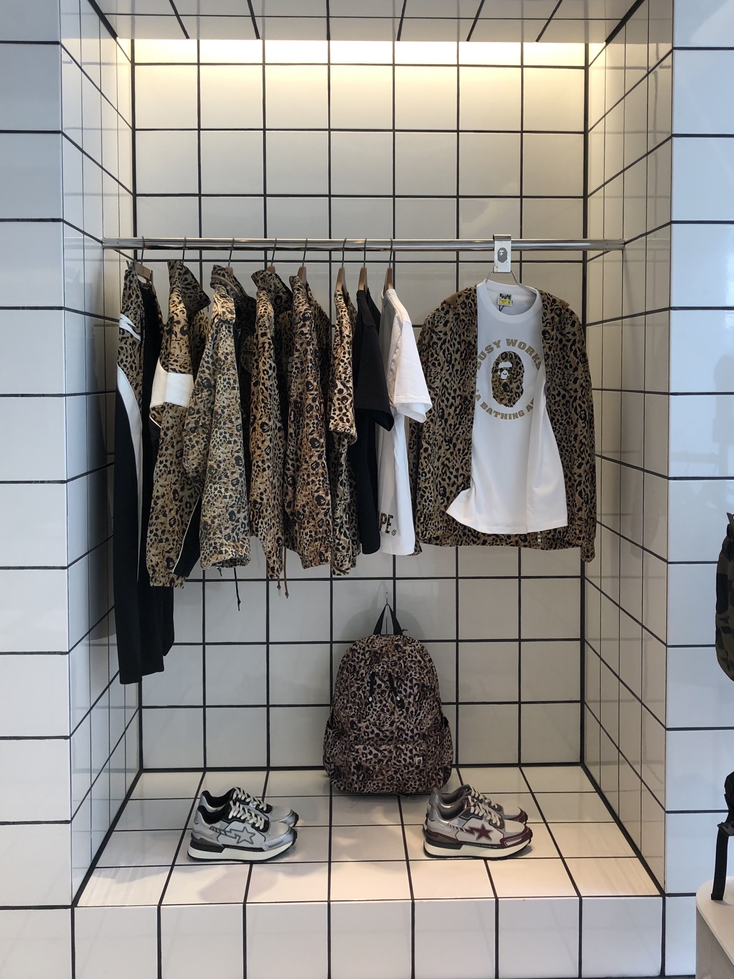 BAPE Wild Leopard Pattern College T-Shirt White Beige 착용 스타일 - 1