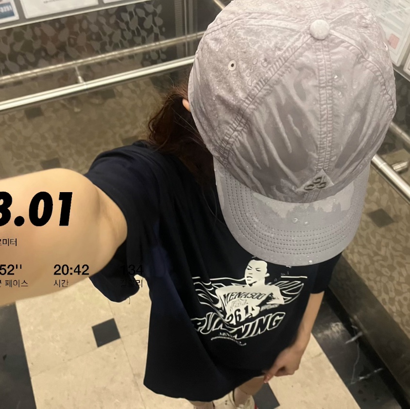 Menasoo New Big Hearttrack Graphic T Shirt Black_W, Nike ACG Dri-Fit Club Trail Cap College Grey 착용 스타일