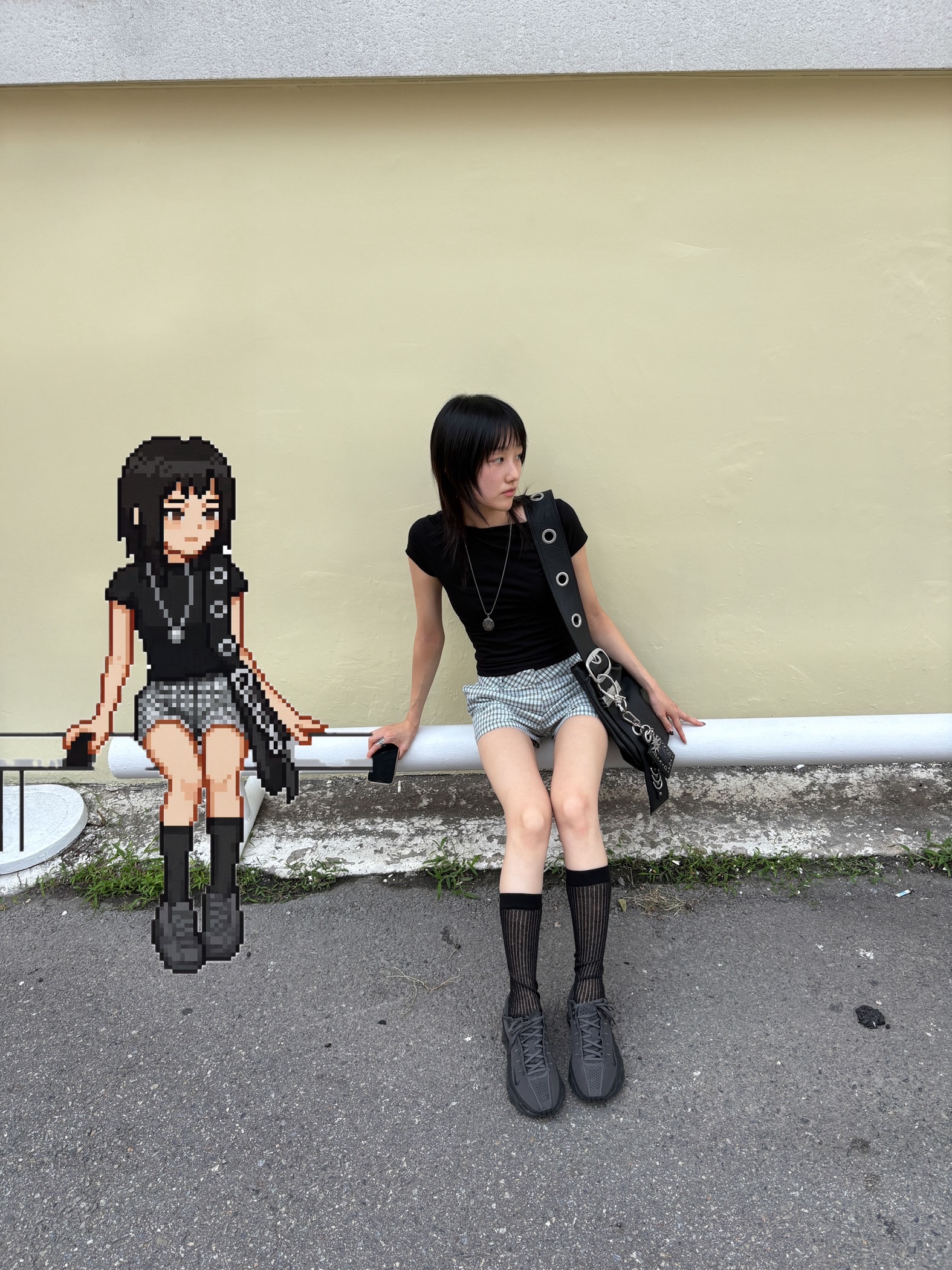 [KREAM 단독] Vacant Archive Bella Wide Strap Hobo Bag Black 착용 스타일 - 1