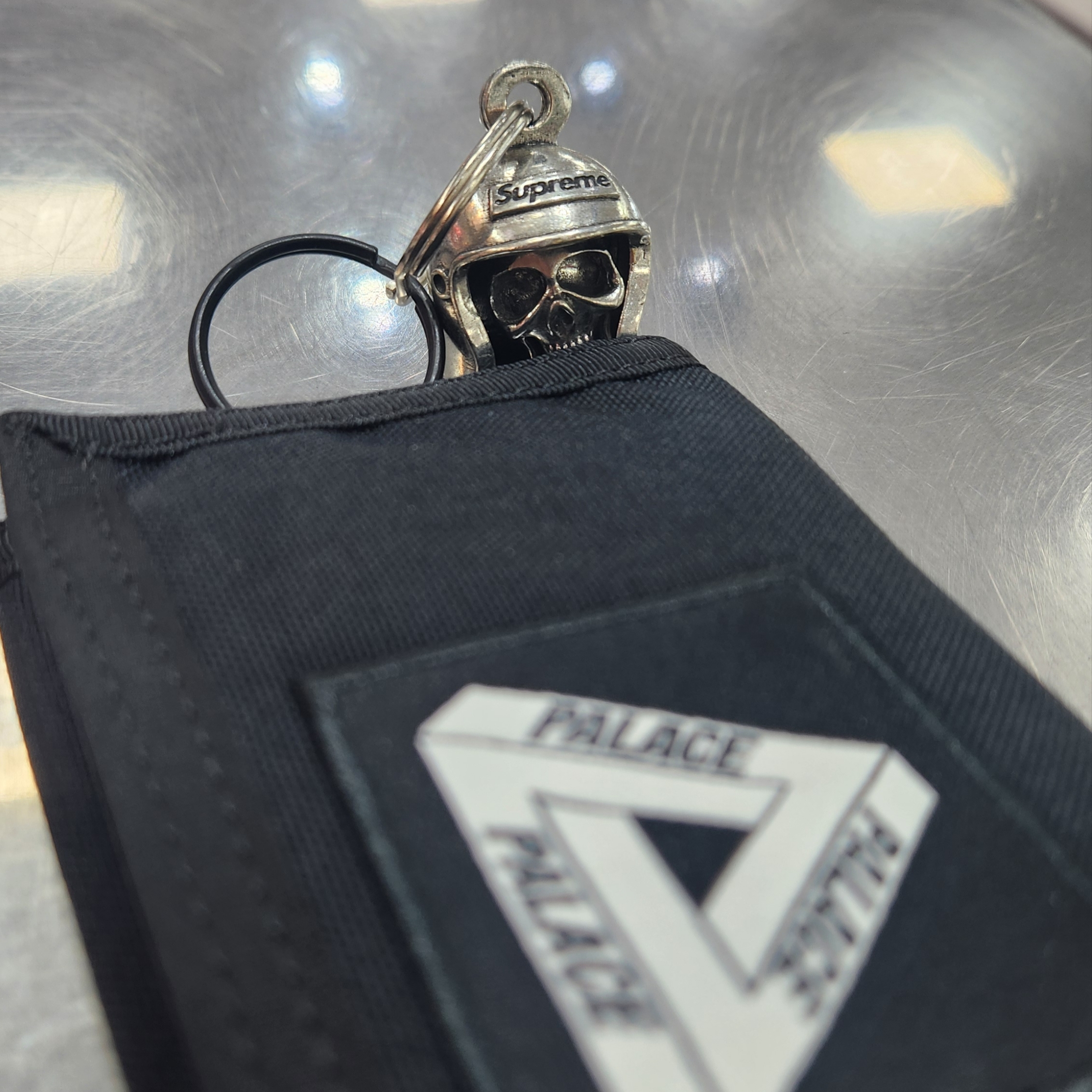 Supreme Skull Bell Keychain Silver - 25SS 착용 스타일