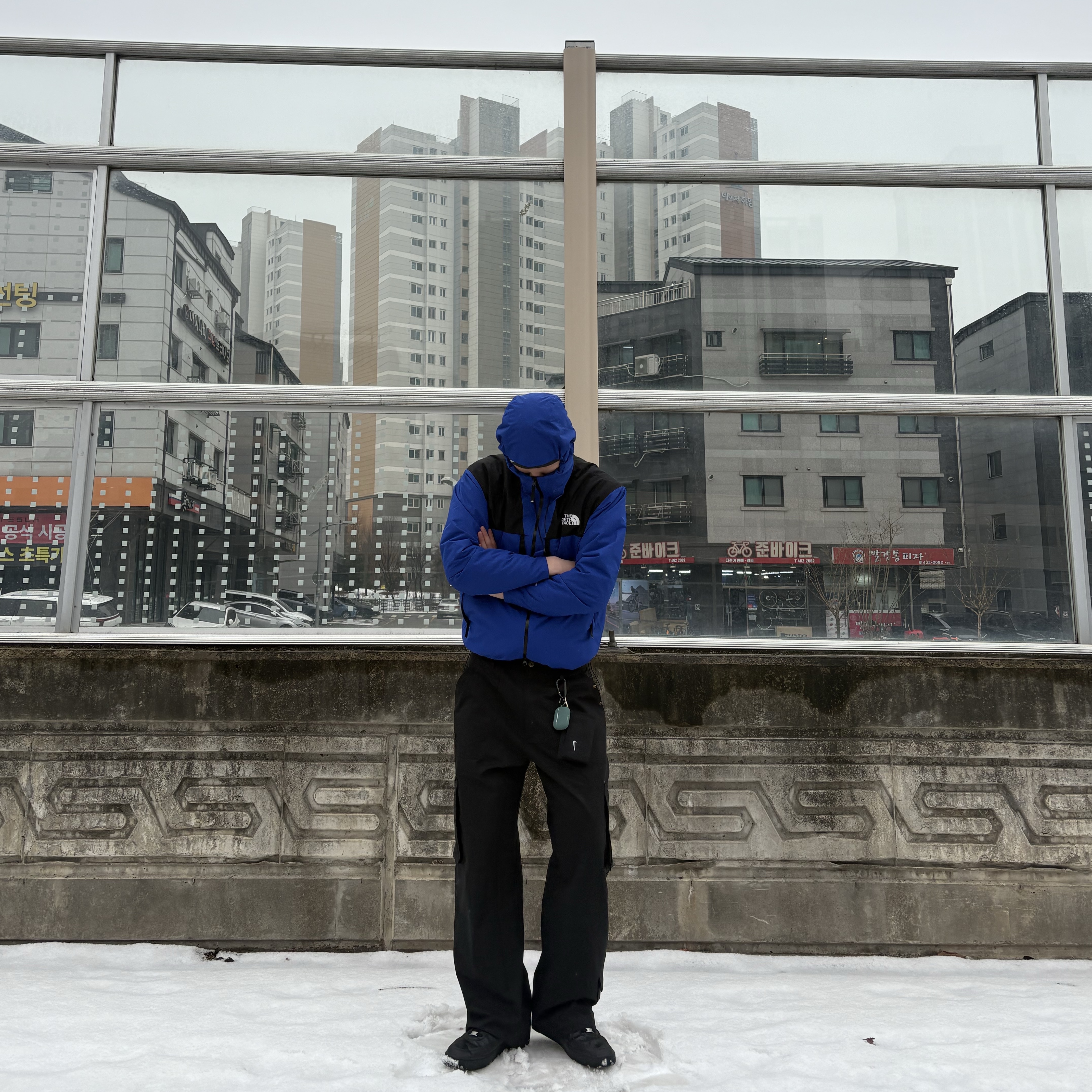 Nike Air Force 1 '07 Low Triple Black, The North Face White Label Mountain Peak Jacket Royal Blue 착용 스타일 - 1