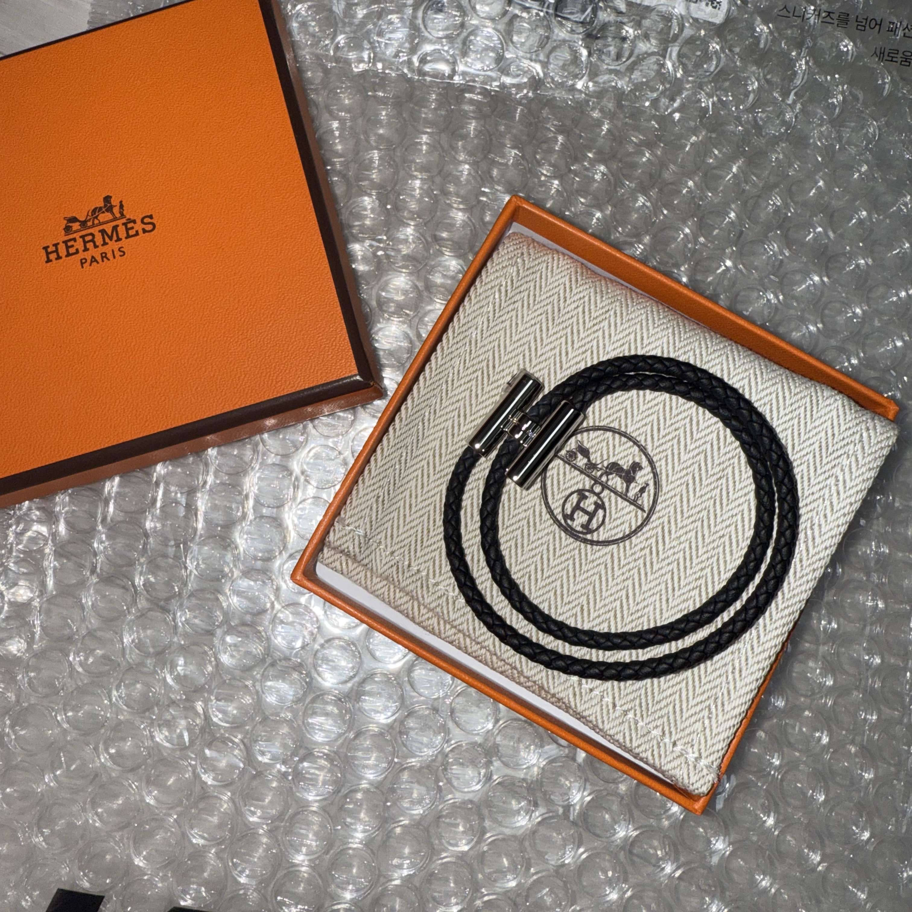 Hermes Tournis Tresse Bracelet Swift Calfskin Palladium & Noir 착용 스타일