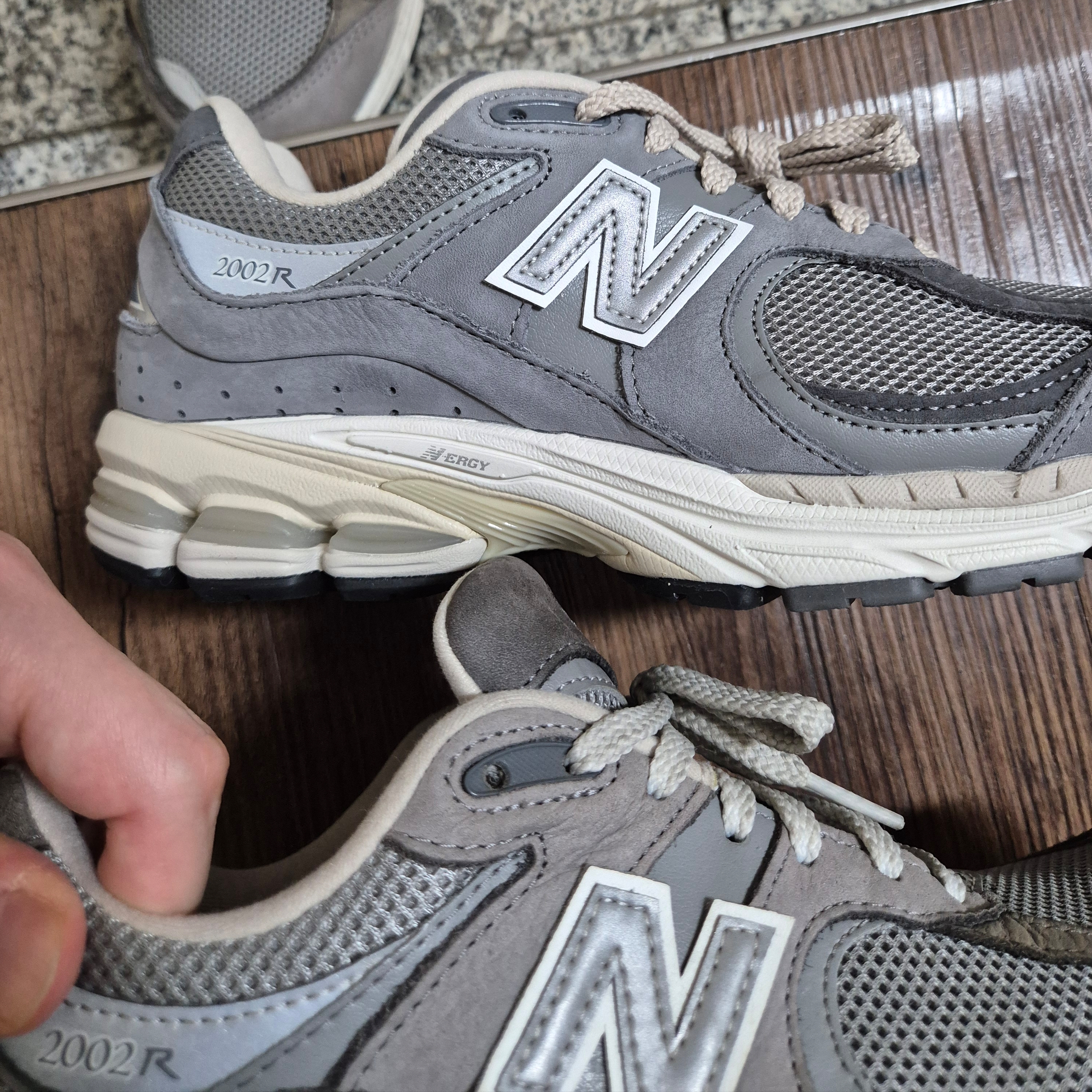 New Balance 2002R Premium Vintage Grey 착용 스타일