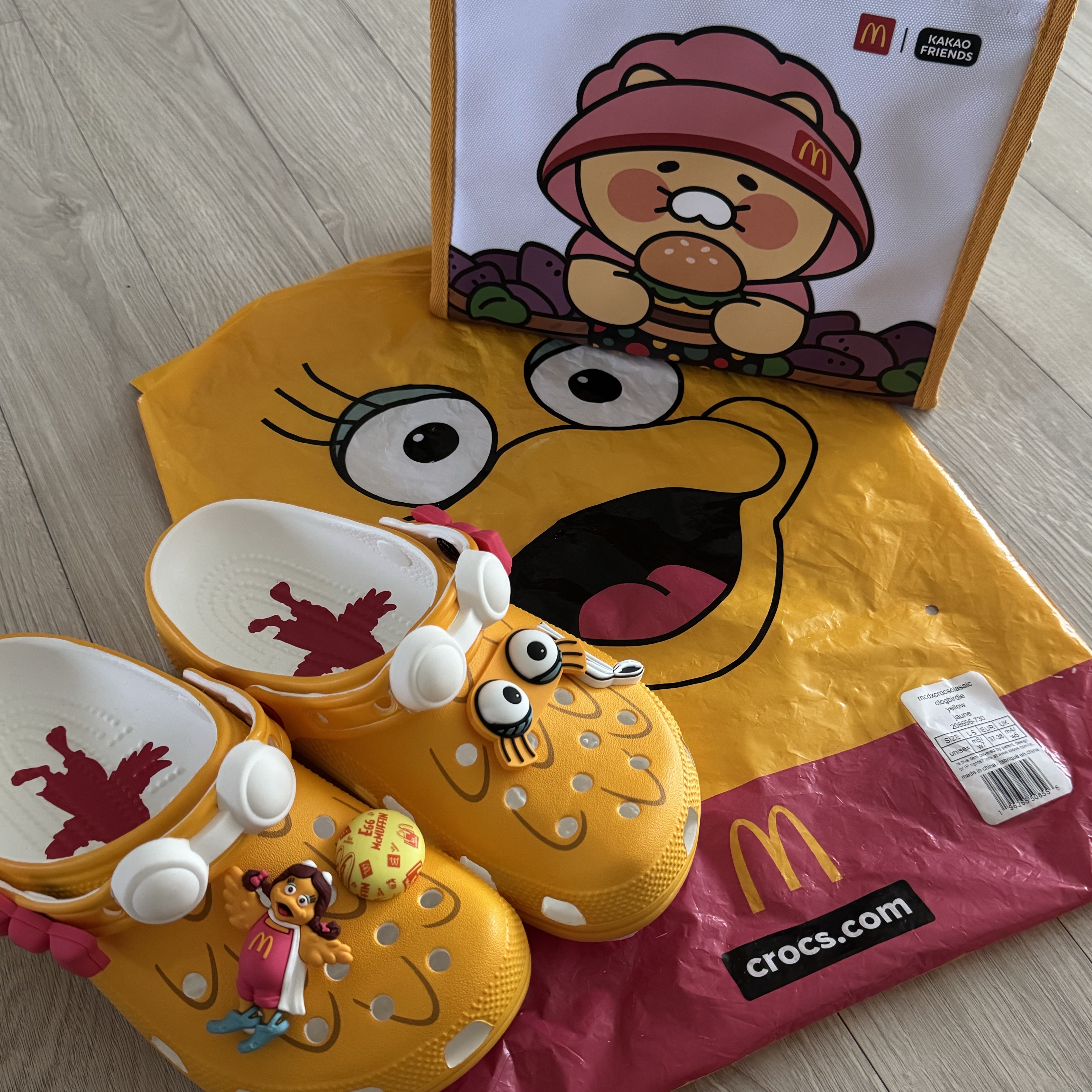 McDonald’s x Kakao Friends Choonsik Cooler Bag, Crocs x McDonald's Classic Clog Birdie 착용 스타일 - 1