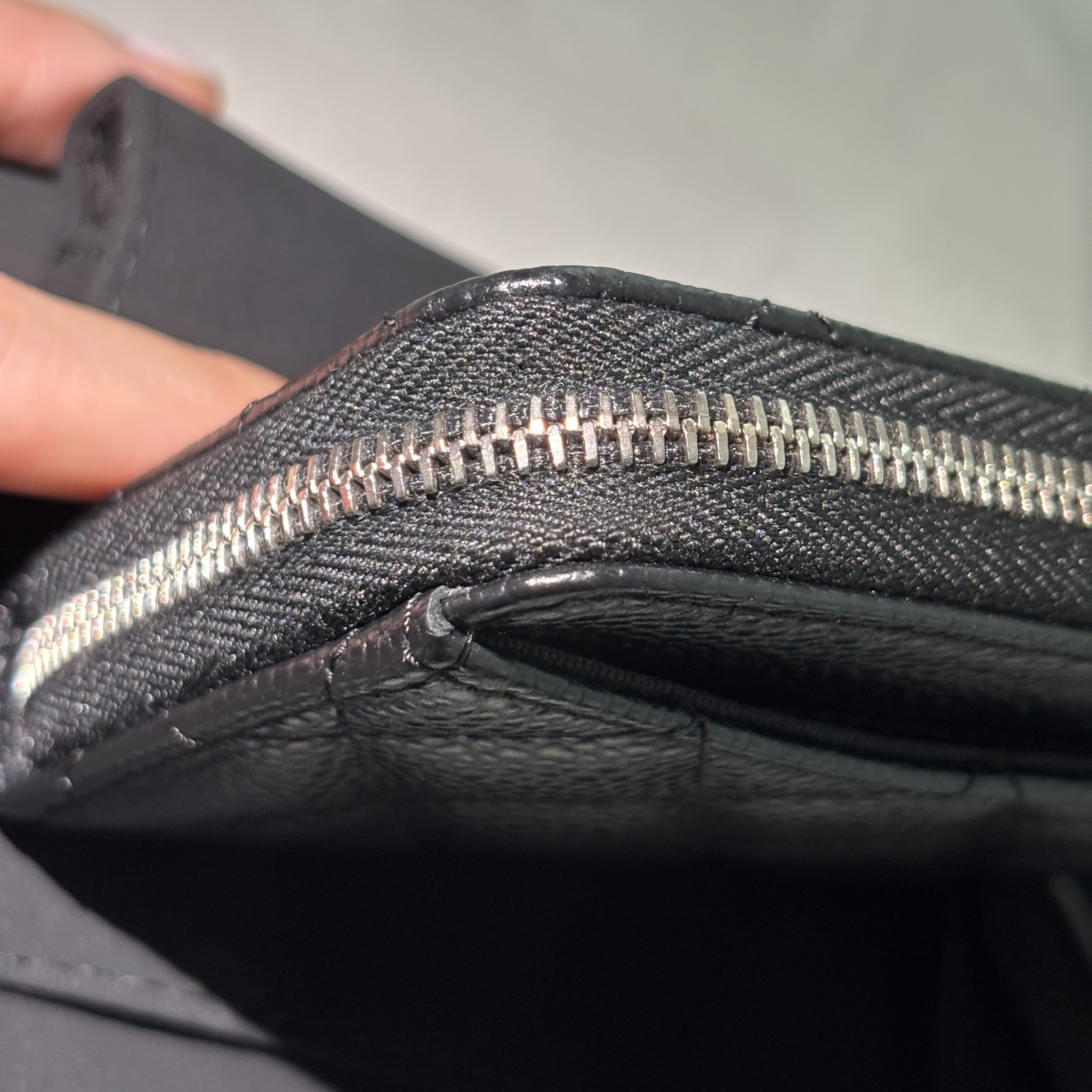 Chanel Classic Zipped Coin Purse Grained Calfskin & Silver Black 착용 스타일 - 2