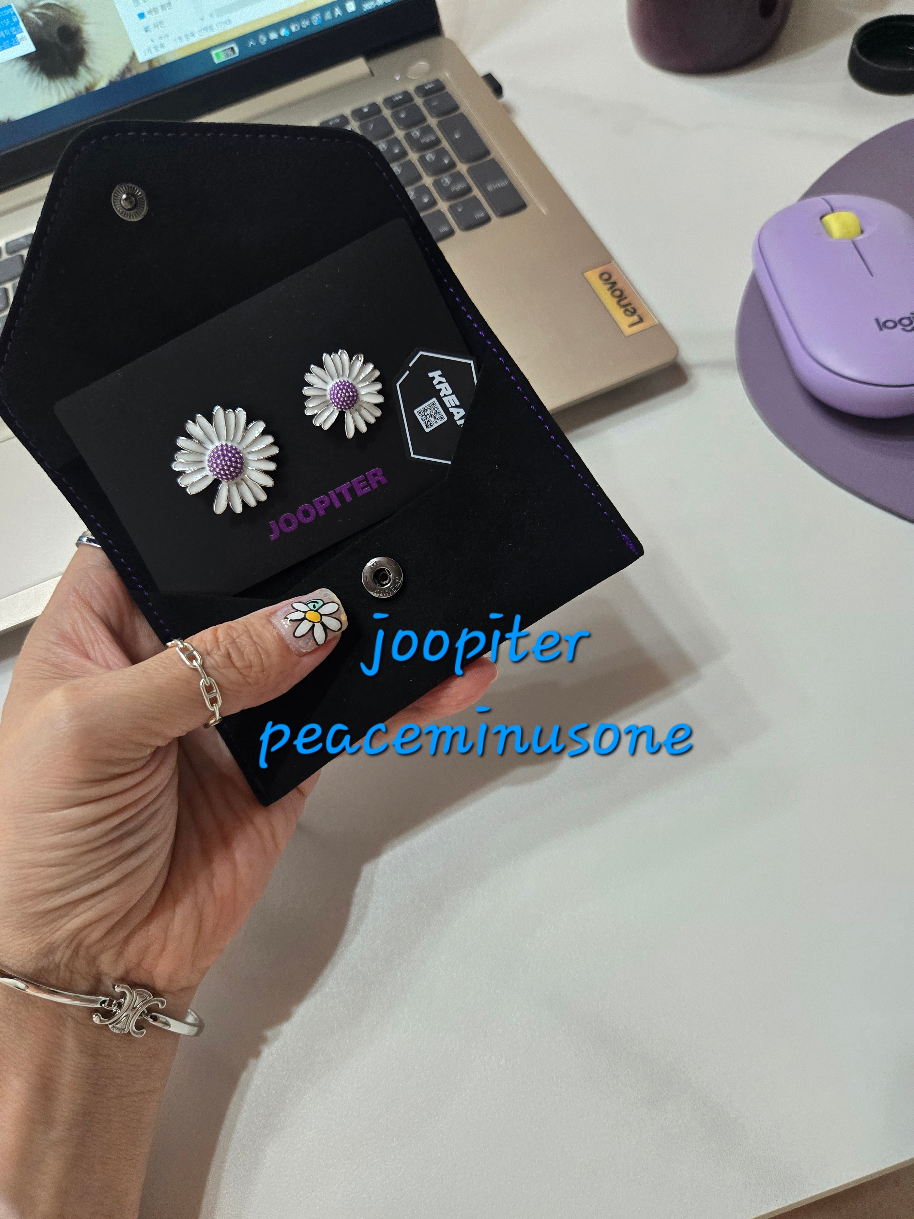 Peaceminusone x Joopiter Daisy Pin Set White 착용 스타일 - 1